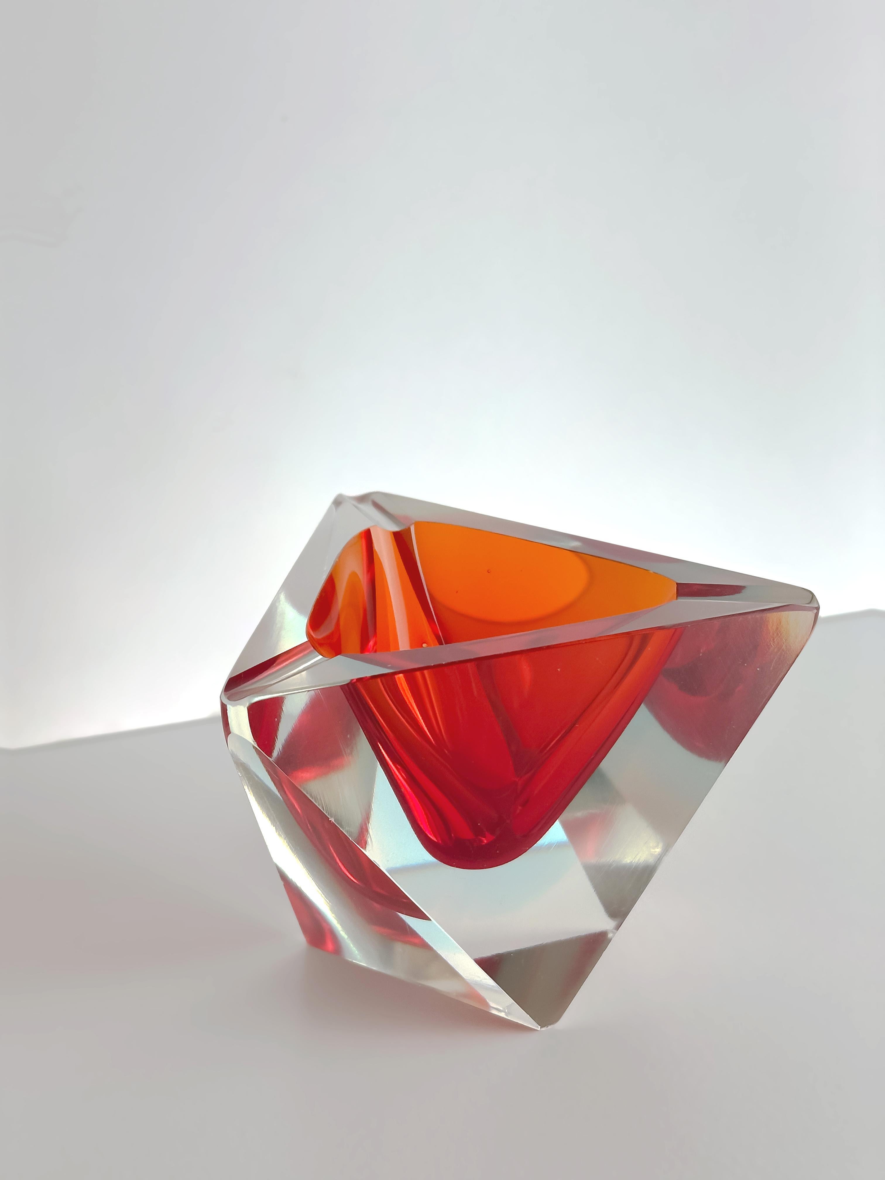 Sfaccettato Posacenere in vetro di Murano, triangolare, rosso/blu Sommerso. Flavio Poli Seguso, anni '70 ca. in vendita