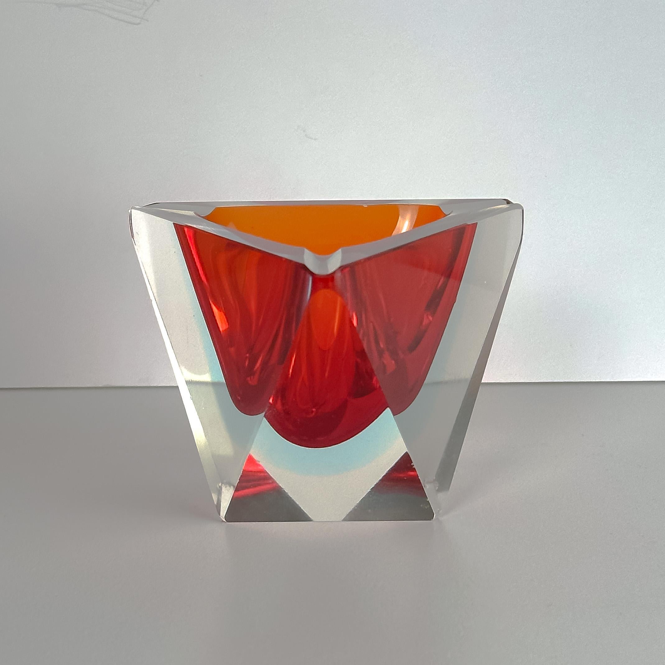 Fine XX secolo Posacenere in vetro di Murano, triangolare, rosso/blu Sommerso. Flavio Poli Seguso, anni '70 ca. in vendita