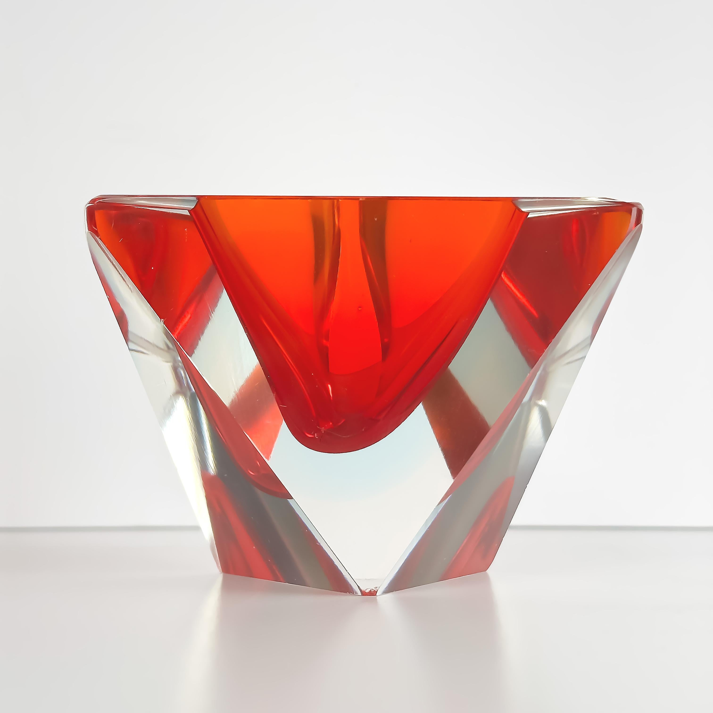 Vetro di Murano Posacenere in vetro di Murano, triangolare, rosso/blu Sommerso. Flavio Poli Seguso, anni '70 ca. in vendita