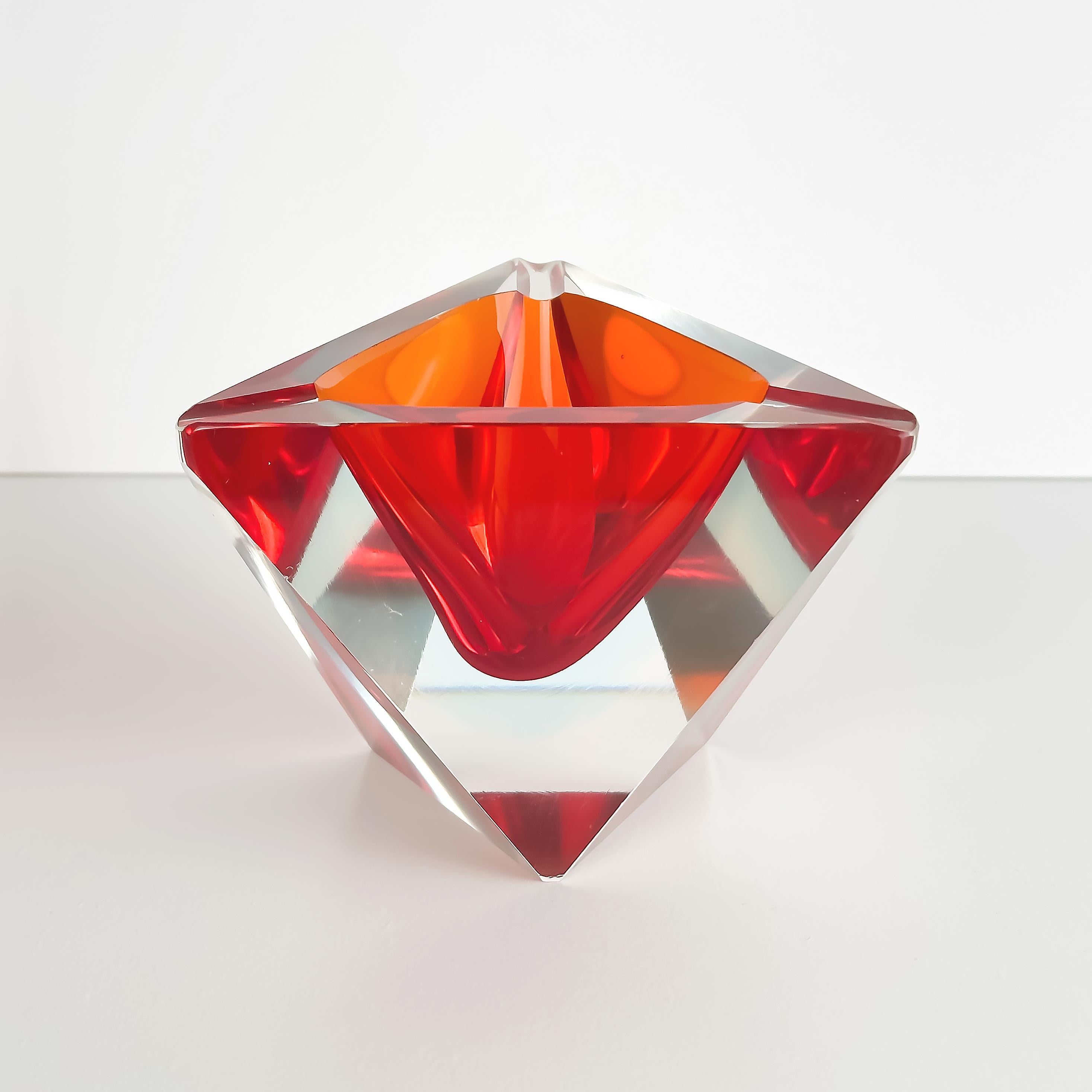 Posacenere in vetro di Murano, triangolare, rosso/blu Sommerso. Flavio Poli Seguso, anni '70 ca. in vendita 1