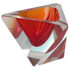Cendrier en verre Murano, triangulaire, rouge/bleu Sommerso. Flavio Poli Seguso, années 1970