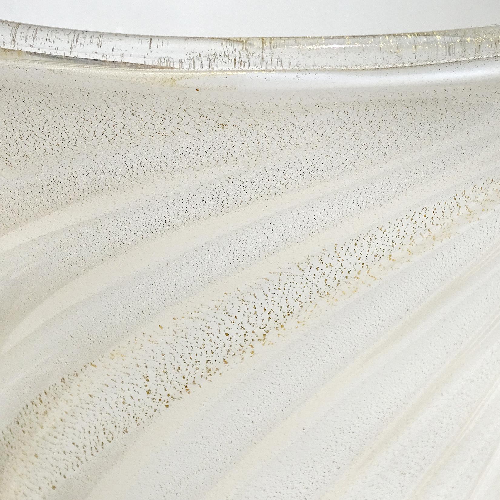 Murano Ferro Toso Barovier White Gold Flecks Italian Art Deco Glass Flower Vases In Good Condition For Sale In Kissimmee, FL
