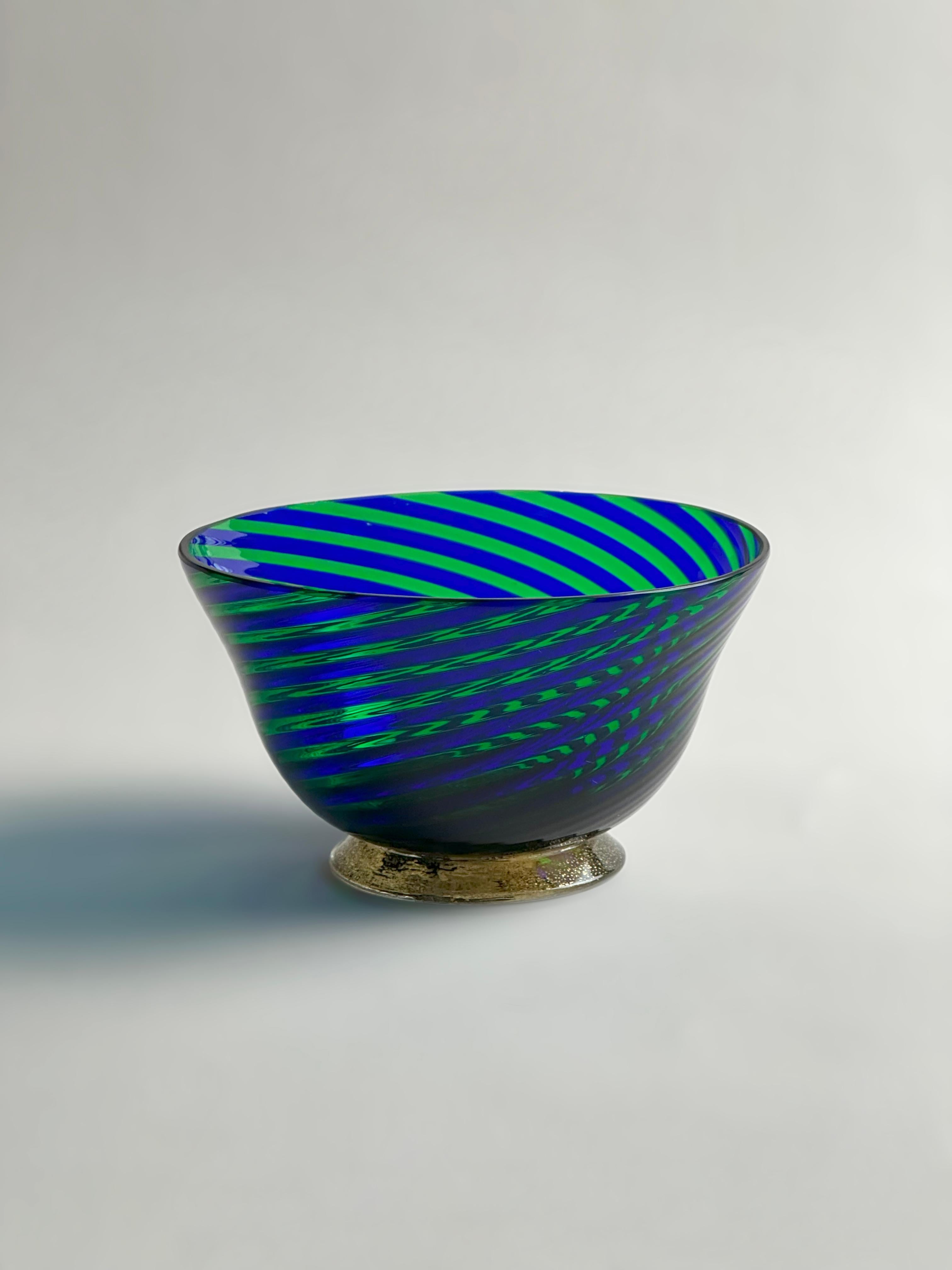 Mid-Century moderno Ciotola in vetro di Murano Filigrana verde e blu con base dorata, Italia, circa anni '70 in vendita
