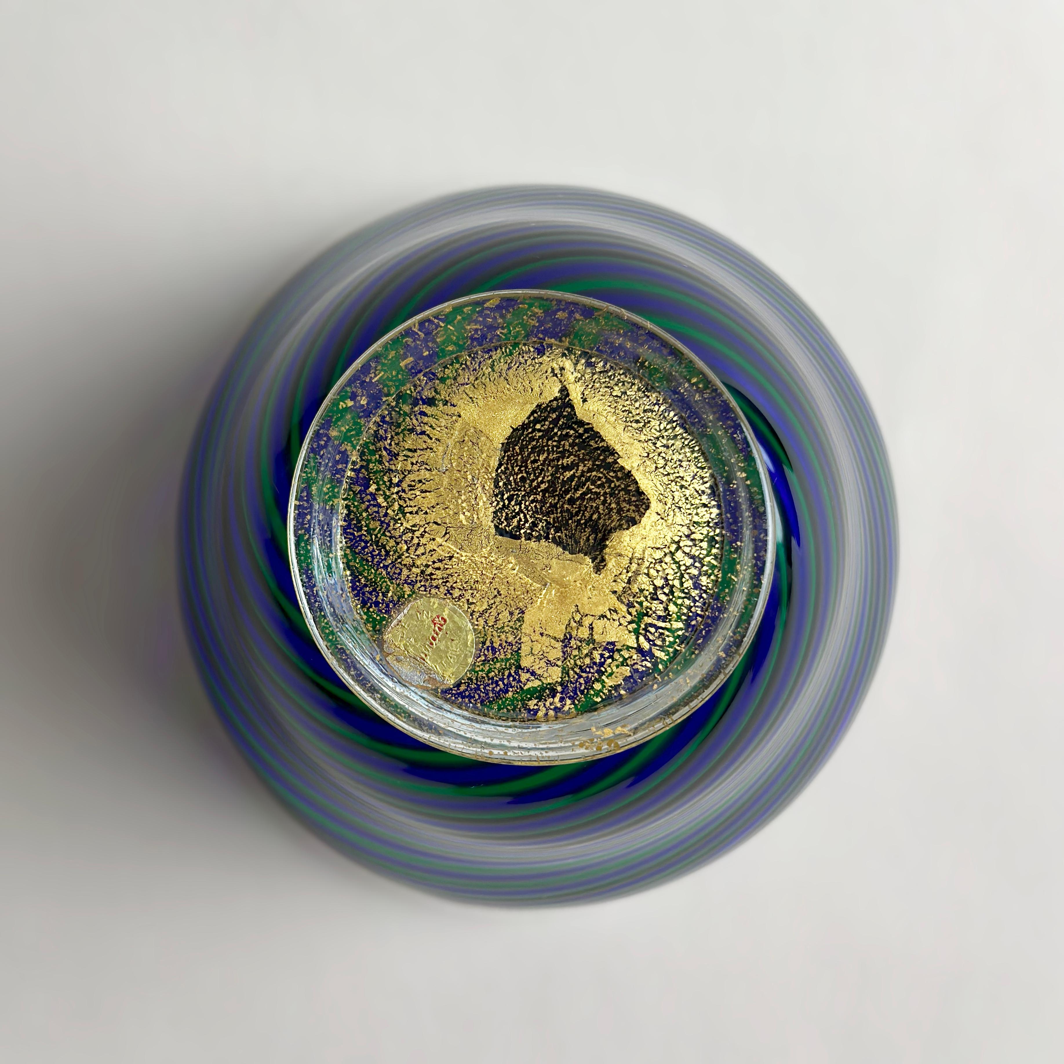 Ciotola in vetro di Murano Filigrana verde e blu con base dorata, Italia, circa anni '70 In condizioni buone in vendita a Glasgow, GB