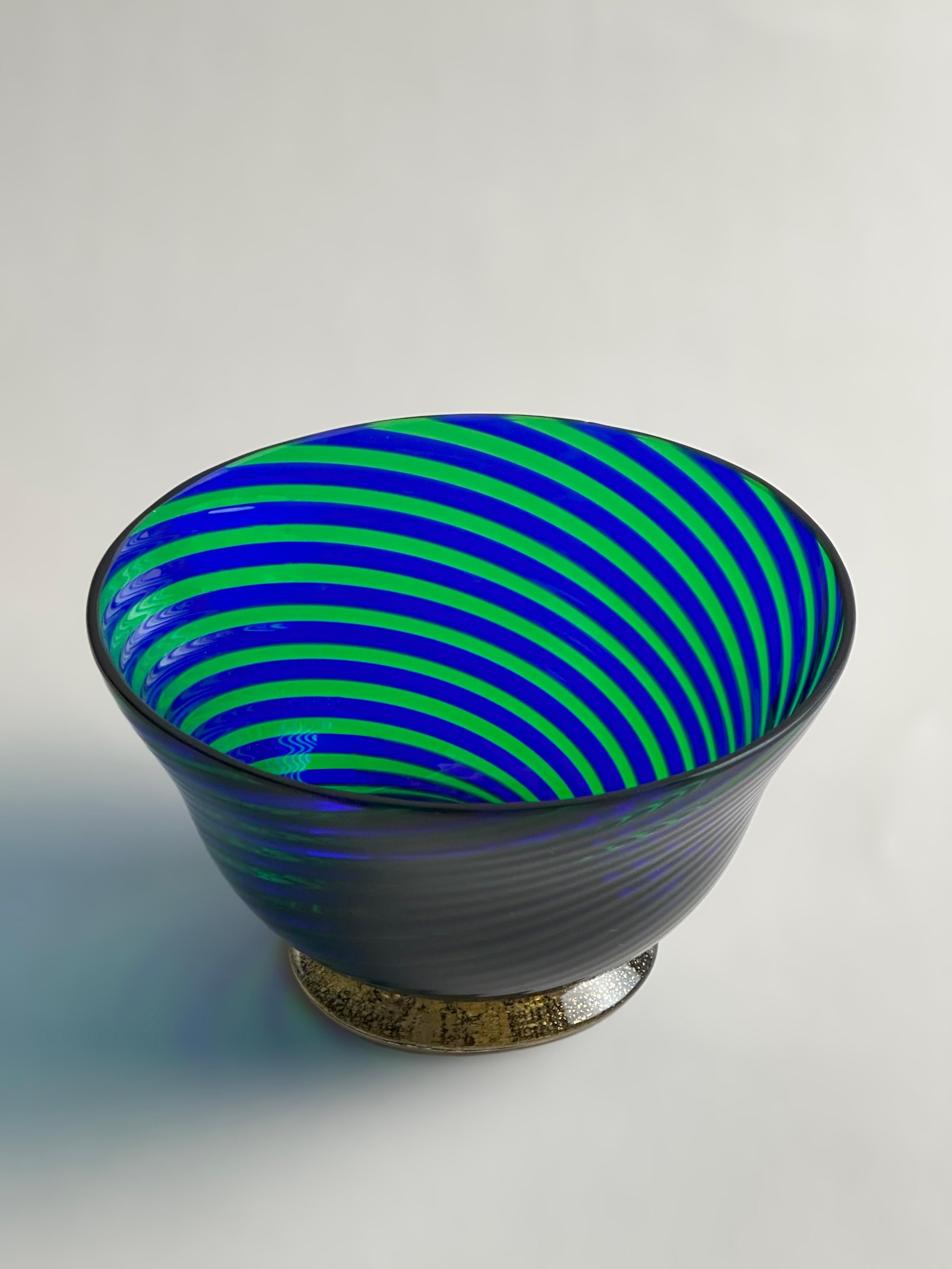 Fine XX secolo Ciotola in vetro di Murano Filigrana verde e blu con base dorata, Italia, circa anni '70 in vendita