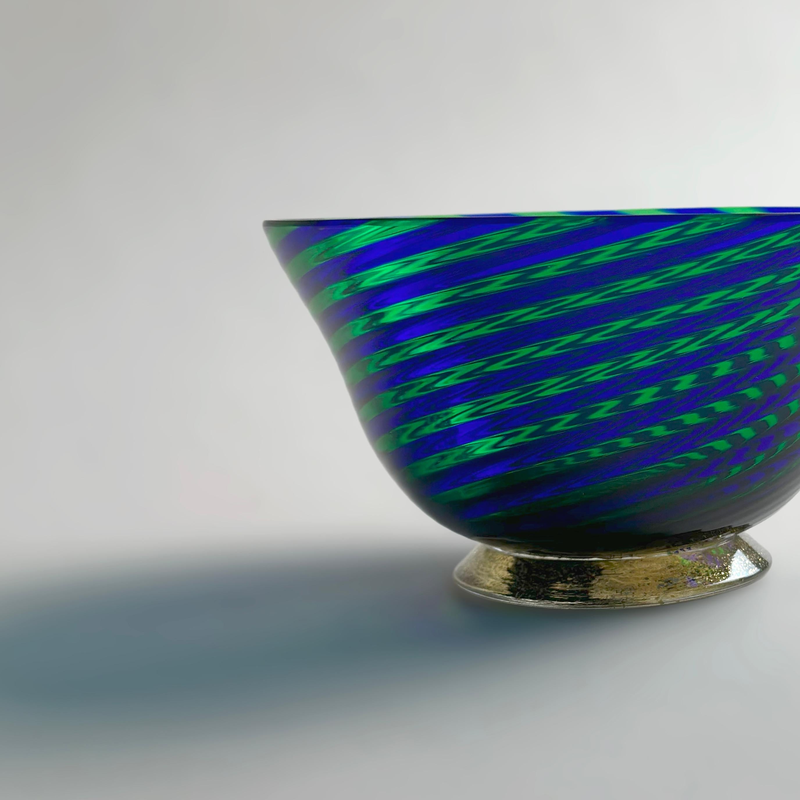 Vetro di Murano Ciotola in vetro di Murano Filigrana verde e blu con base dorata, Italia, circa anni '70 in vendita