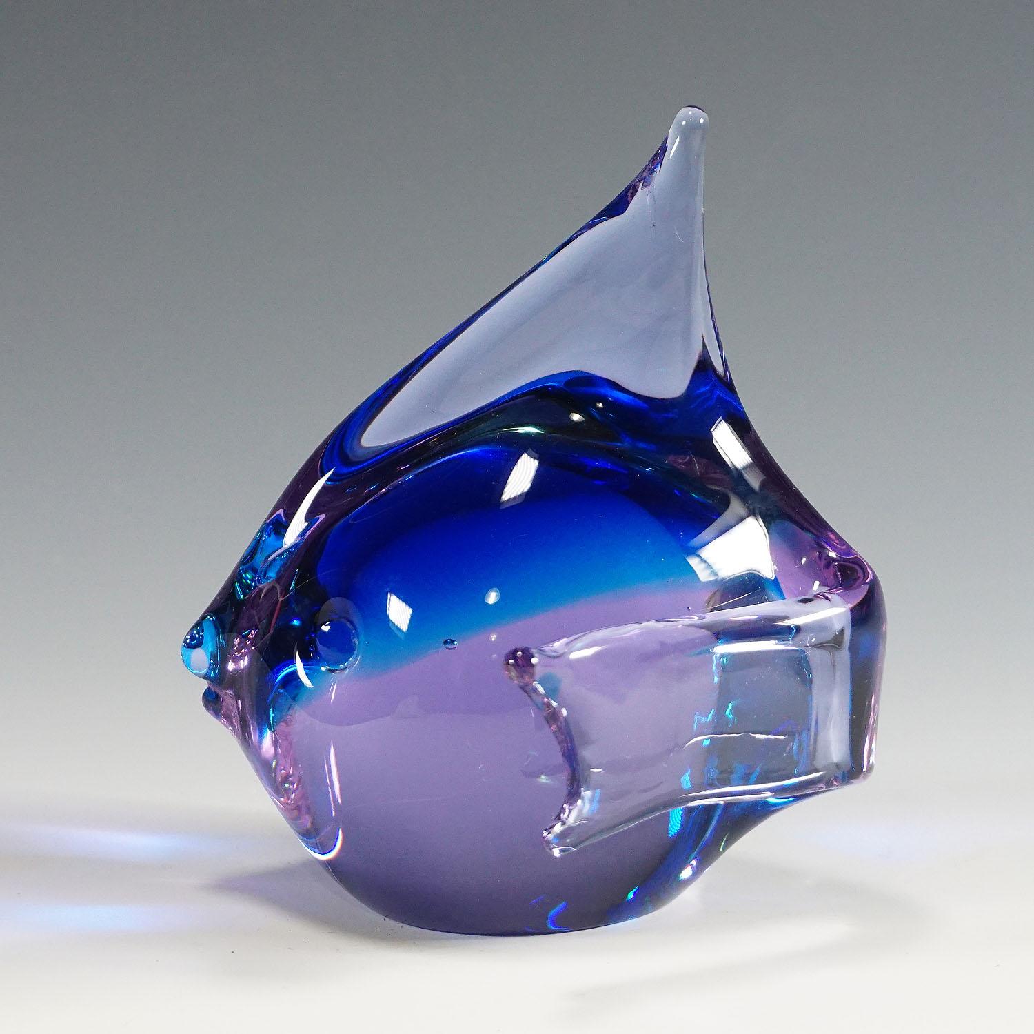 Sculpture d'un poisson stylisé en verre bleu et rose. Fabriqué à la main dans la manufacture de verre gral, en Allemagne. Conçu par Livio Seguso, vers 1970. Signature incisée de l'artiste (LS) sur la base.

Livio Seguso (* 1930) est issu d'une