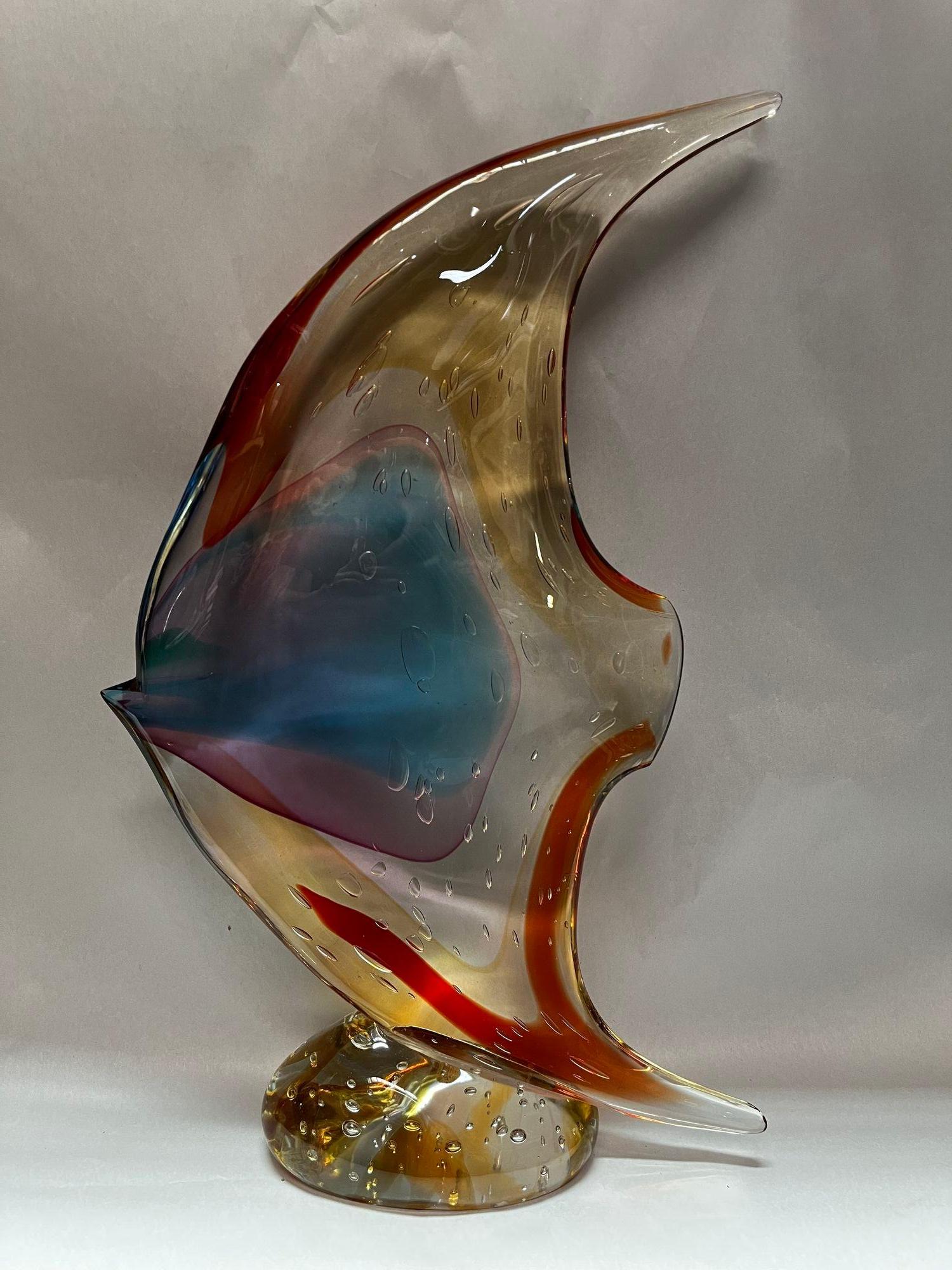 Fischskulptur aus Murano-Glas von Sergio Costantini für Vetro Artistico Murano mit braunen, roten, bernsteinfarbenen, gelben und blauen Farbtönen.
Hergestellt in Italien, 20. Jahrhundert (mit Aufkleber und Signatur)
Abmessungen: 20 