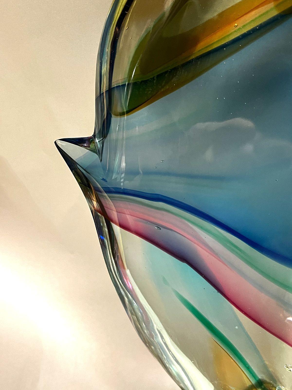 Fischskulptur aus Murano-Glas von Sergio Costantini für Vetro Artistico Murano mit gelben, blauen, bernsteinfarbenen und rosa Tönen. 
Hergestellt in Italien, 20. Jahrhundert (mit Aufkleber und Signatur).
Abmessungen:
24 