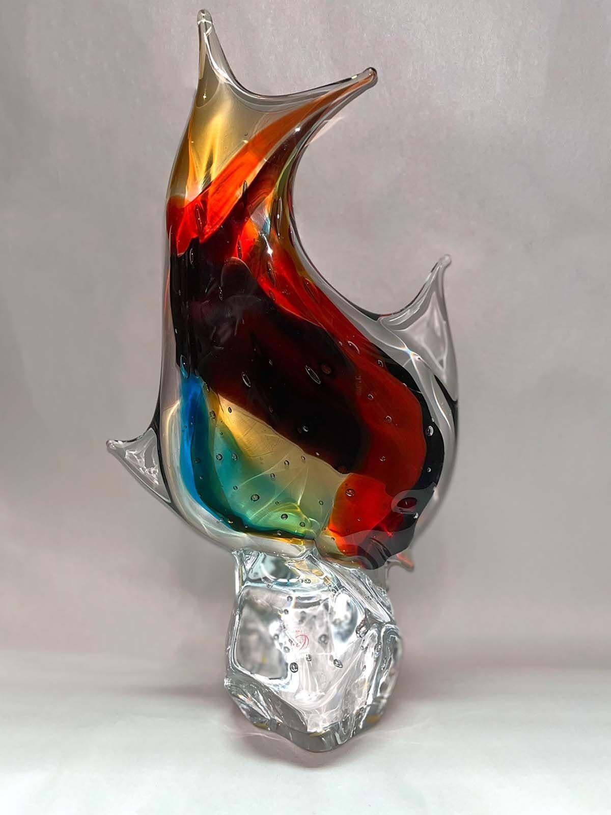 Murano Fischskulptur von Sergio Costantini für Vetro Artistico Murano mit klarem, rotem, blauem, grünem und gelbem Muranoglas. Hergestellt in Italien, 20. Jahrhundert. 
Abmessungen:
16,75 