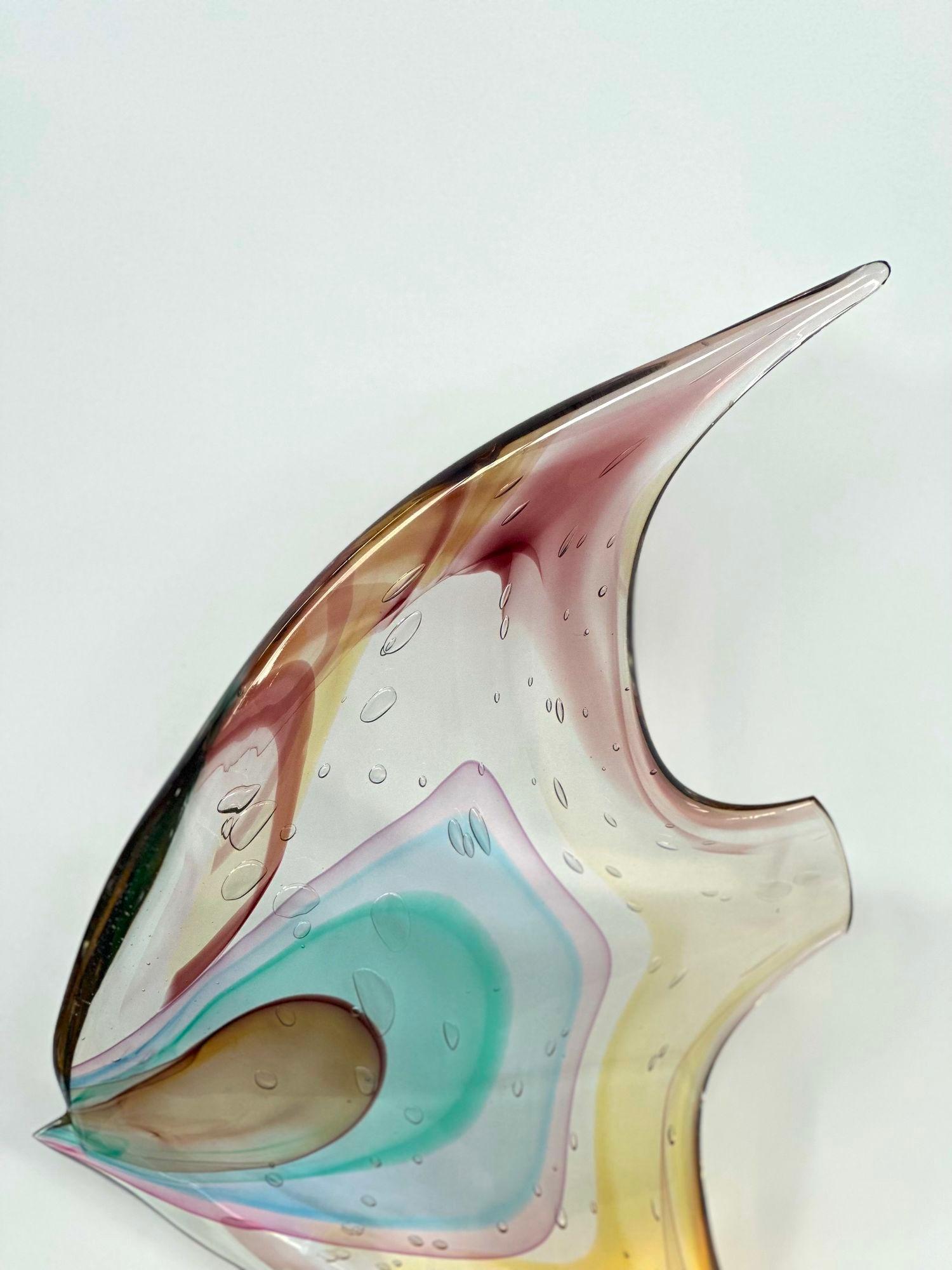 Fischskulptur aus Murano-Glas von Sergio Costantini für Vetro Artistico Murano mit Bernstein-, Blau-, Lila- und Rosatönen. 
Hergestellt in Italien, 20. Jahrhundert (mit Aufkleber und Signatur).
Abmessungen:
18,25 