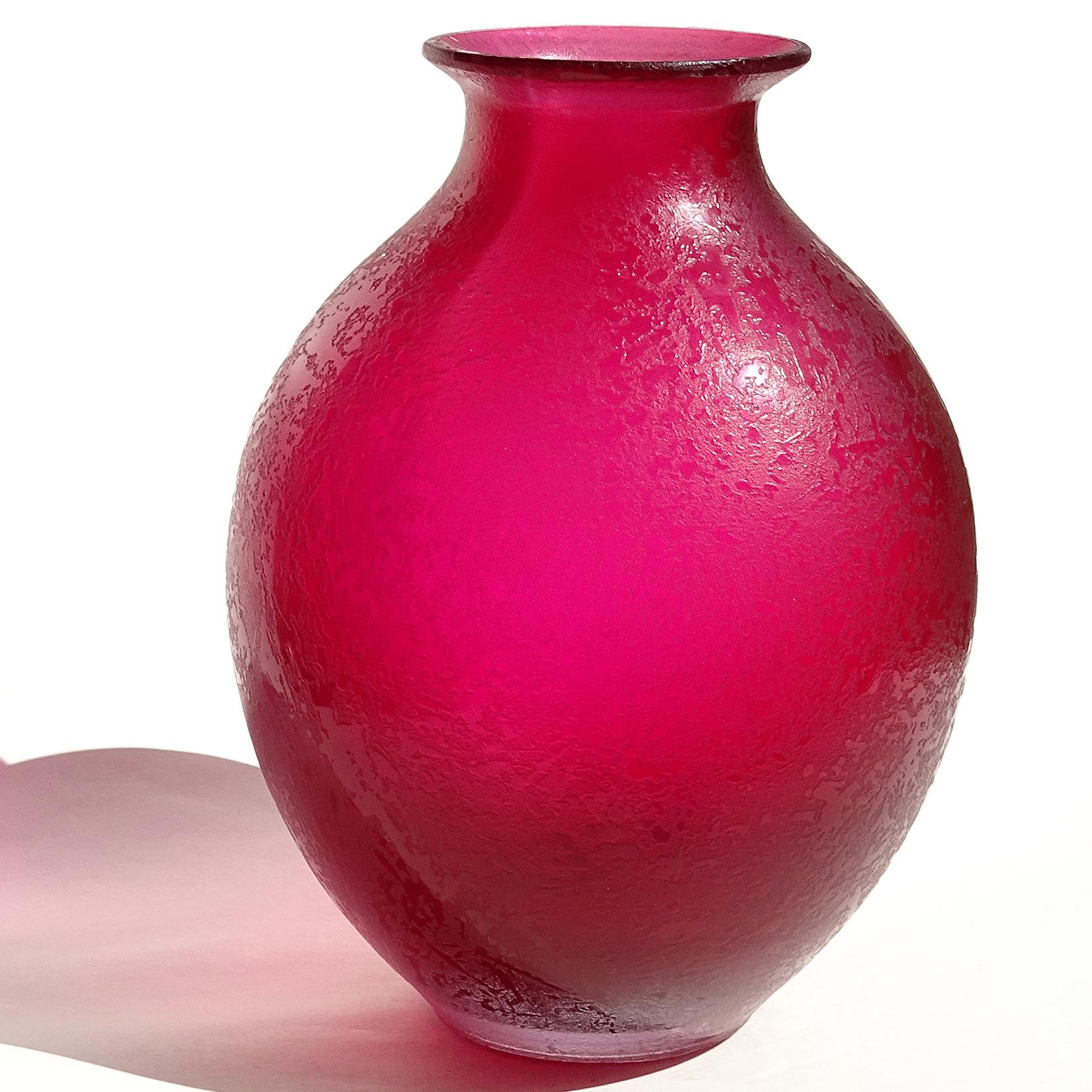 Precioso jarrón grande de Murano soplado a mano de color rojo fucsia intenso con superficie de vidrio artístico italiano grabado al ácido. Documentado al diseñador Flavio Poli para la Societa Veneziana di Conterie e Cristallerie, hacia 1963-1965.
