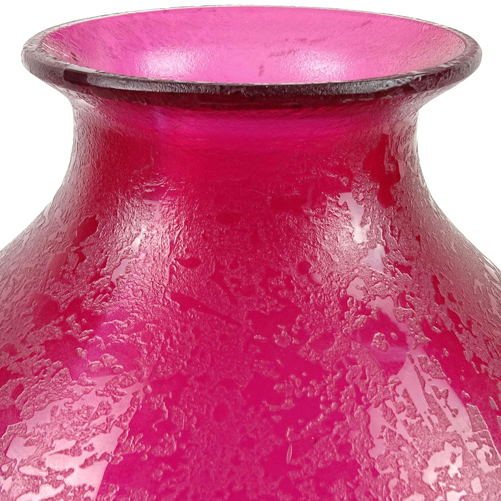Florero de cristal artístico italiano de Murano Flavio Poli Rojo Fucsia Superficie Corroso Moderno de mediados de siglo en venta