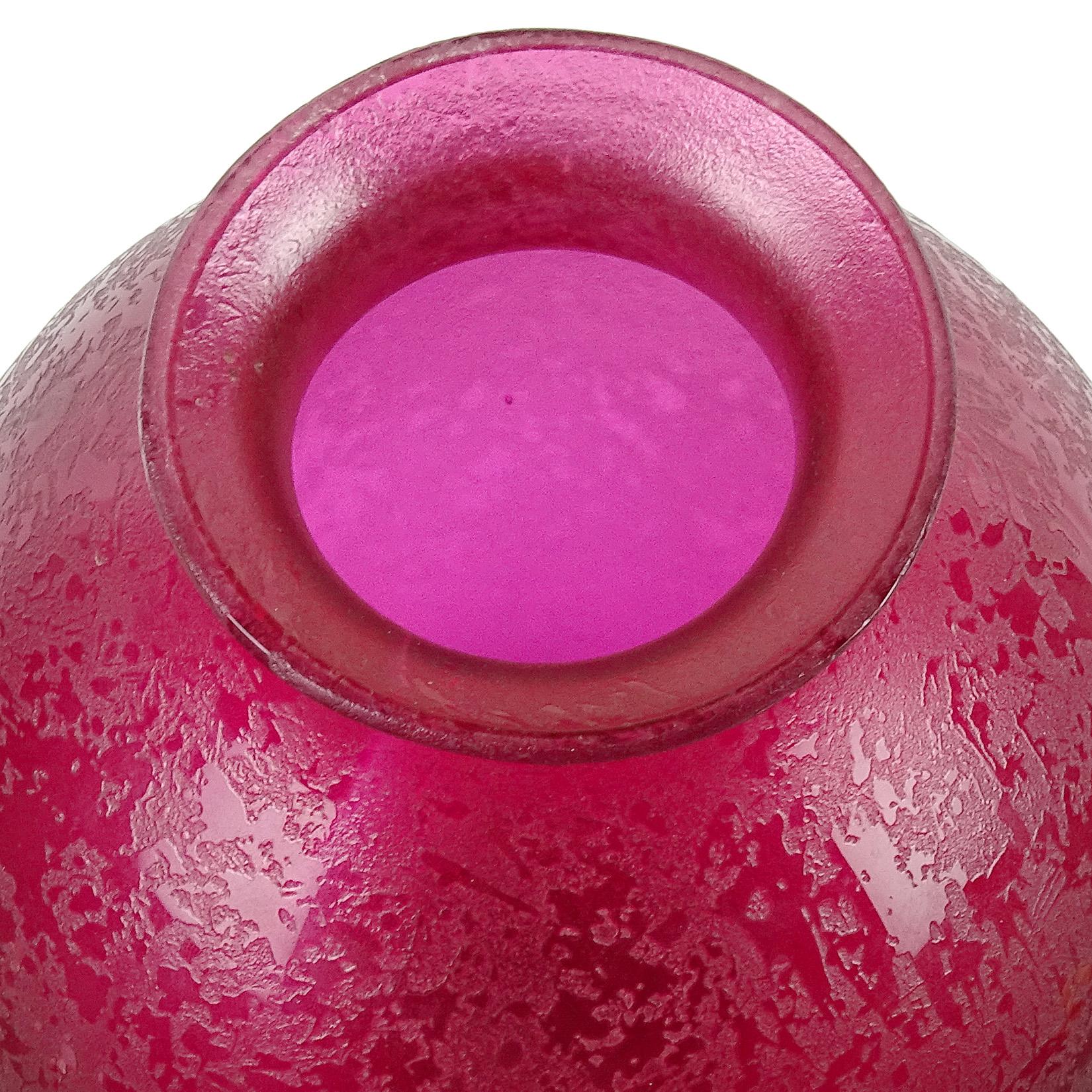 Florero de cristal artístico italiano de Murano Flavio Poli Rojo Fucsia Superficie Corroso Italiano en venta