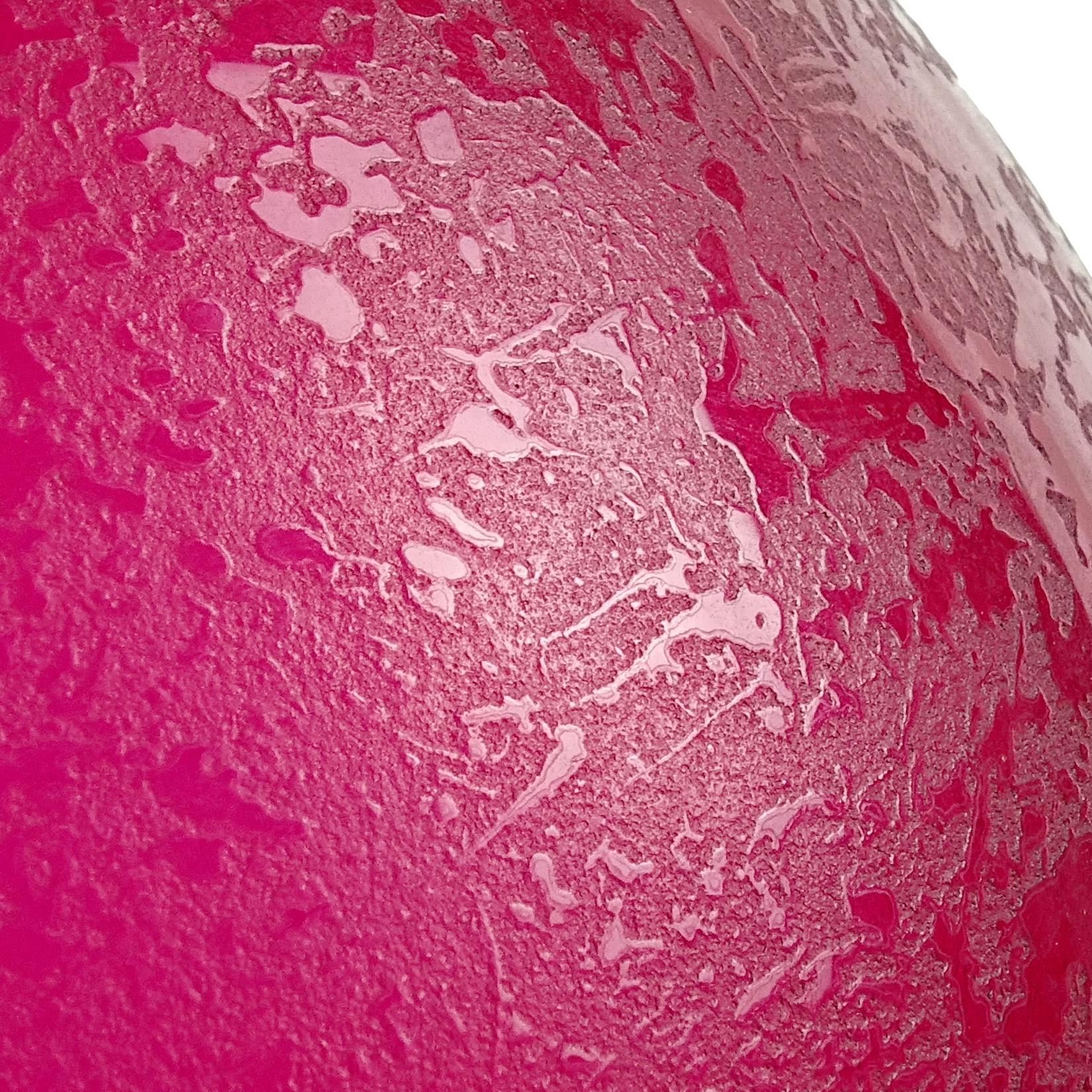 Florero de cristal artístico italiano de Murano Flavio Poli Rojo Fucsia Superficie Corroso Hecho a mano en venta