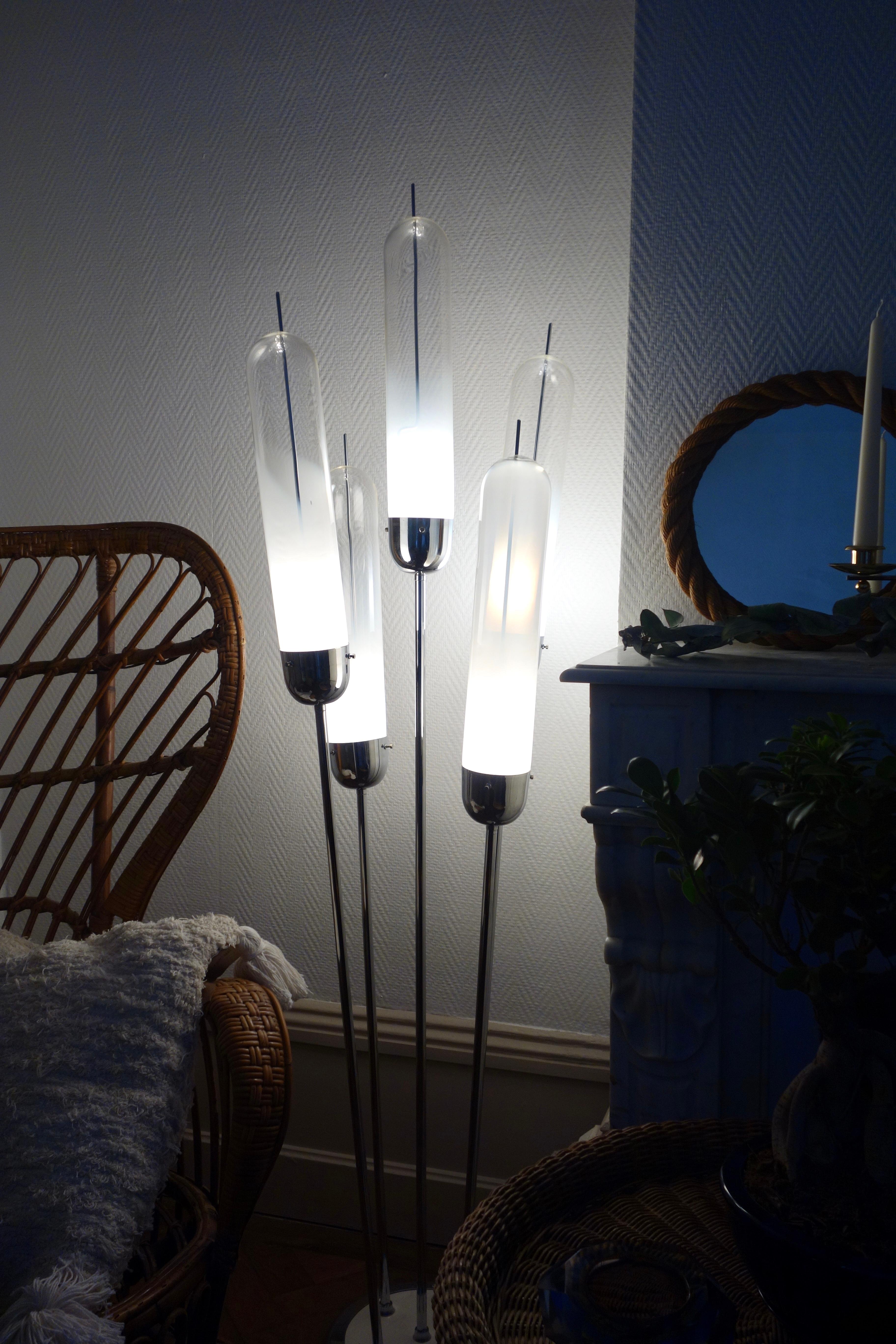 Floor lamp attributed to Carlo Nason for Mazzega dating from the 1970's

Italian manufacturing composed of 5 blown Murano glass tubes. “Sfumato” glass is a gradient technique, from opaline white to transparent, which gives the blown glass a certain