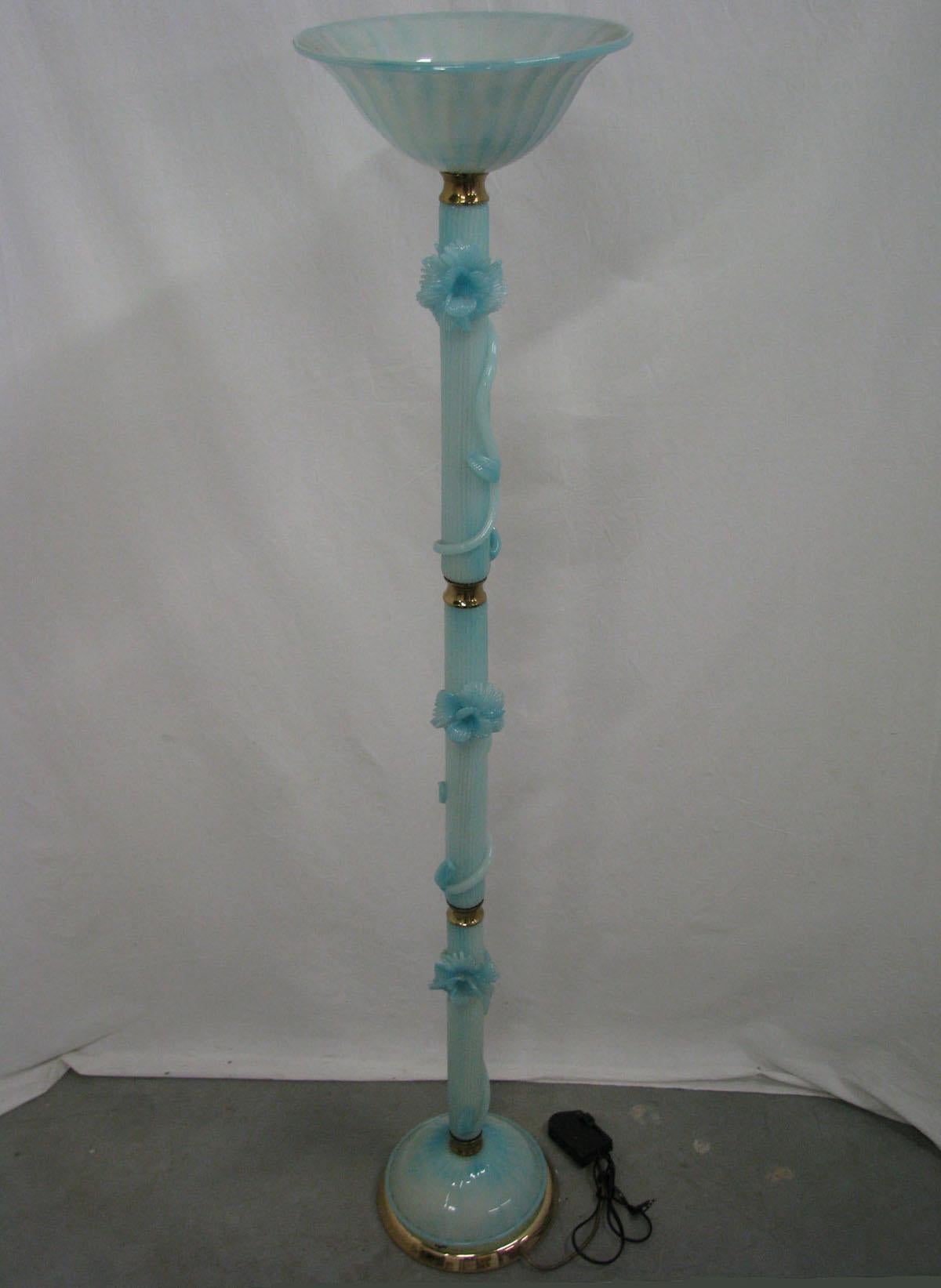Murano floor lamp, half of the 20th century
Rare and very decorative, almost 2 meters high, Murano floor lamp.

Beautiful blue color, extremely refined shape of the lampshade
and floral flagellum and eye-catching flowers decorating the lamp's