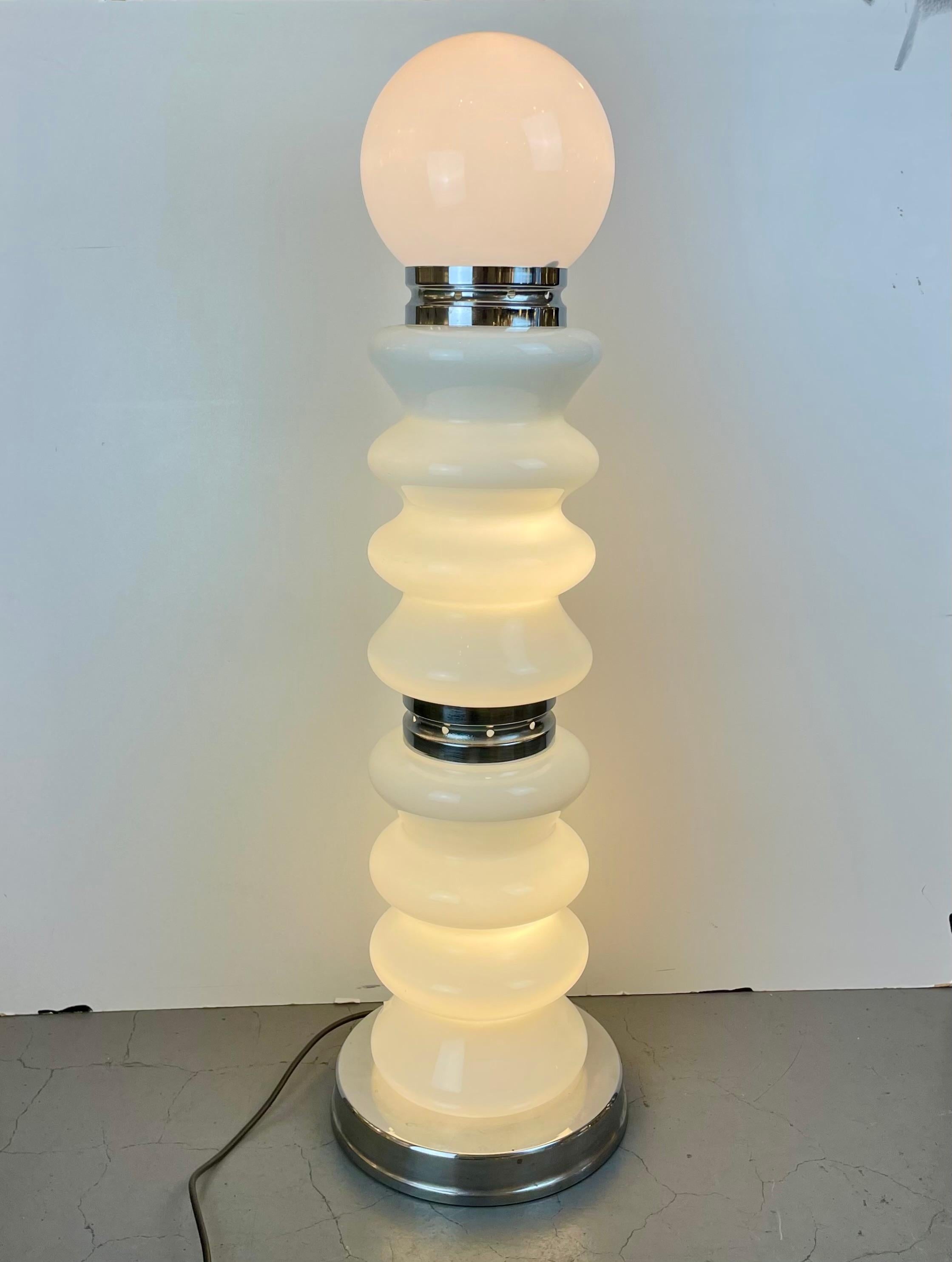 Asombrosa lámpara de pie de doble fuente, de cristal de Murano blanco, con aplique cromado. Tanto la parte inferior como la superior pueden encenderse independientemente. Diseñado al estilo de Carlo Nason para Mazzega en Venecia en la década de
