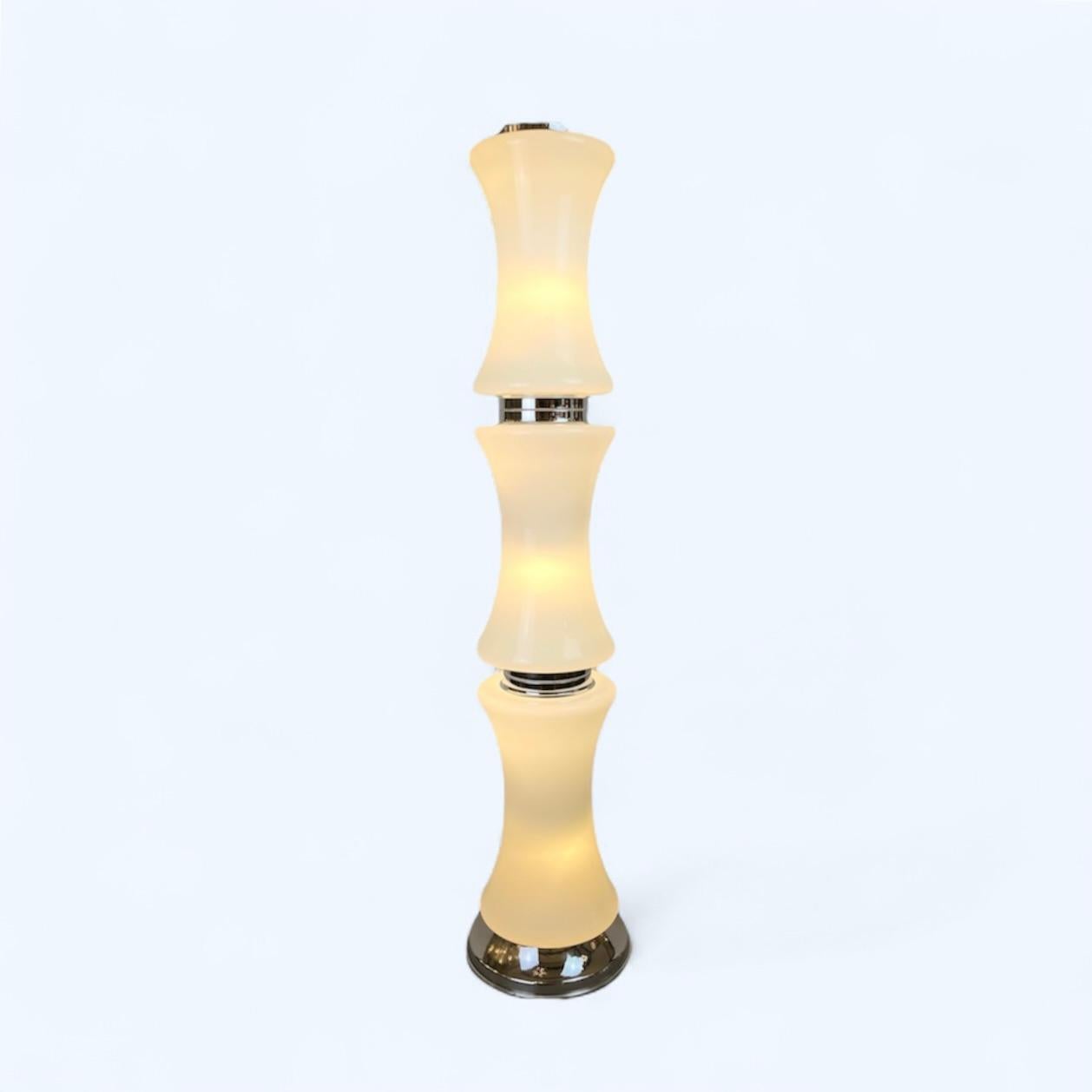 Étonnant lampadaire composé de trois verres de Murano blancs et d'un luminaire chromé. Conçu dans le style d'Enrico Tronconi pour Vistosi ou de Carlo Nason pour Mazzega, à Venise dans les années 1970.
-
Produit en : Murano (île)
Dans le style de :