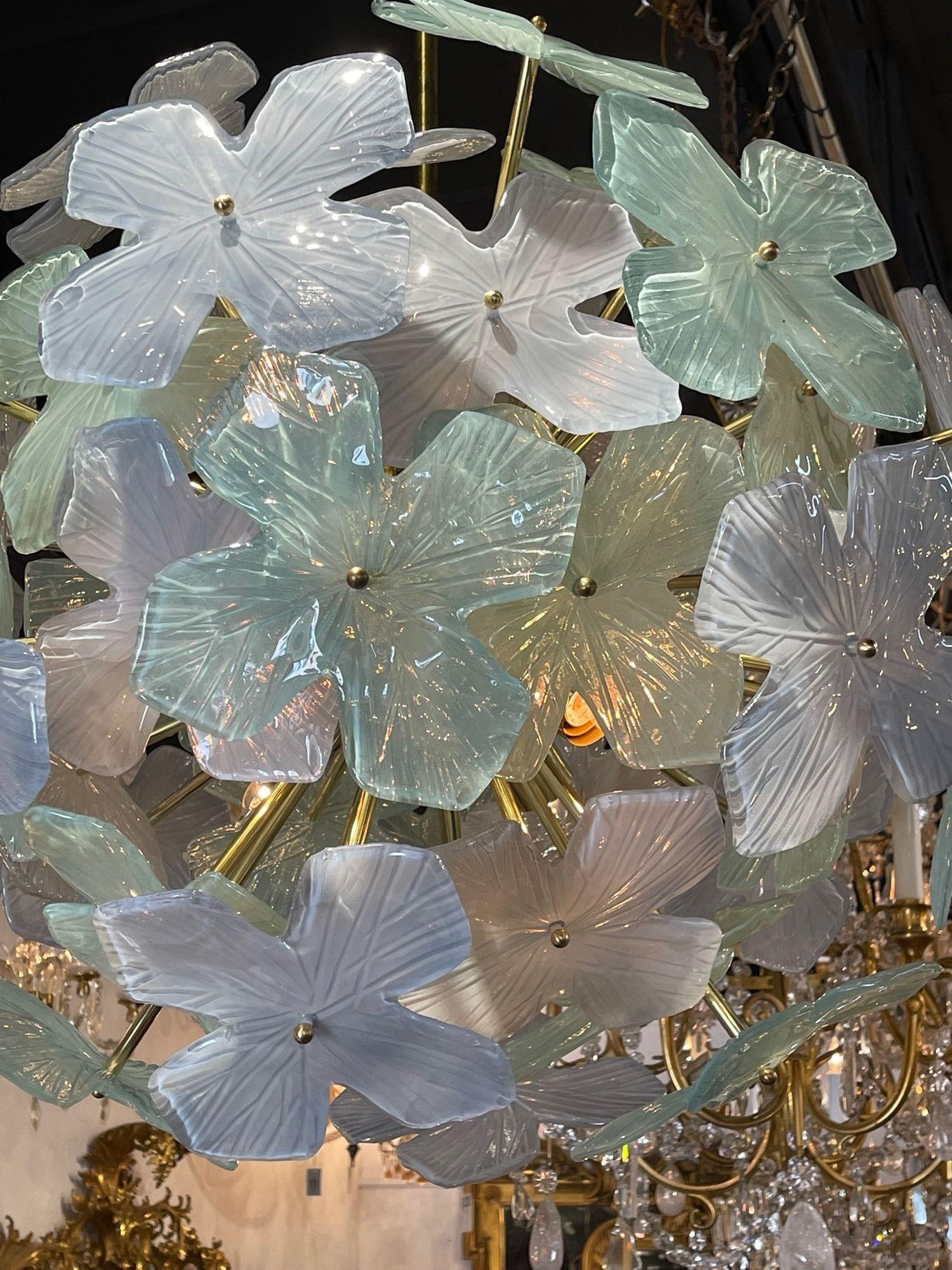 XXIe siècle et contemporain Lustre à globe de fleurs en verre de Murano en vente