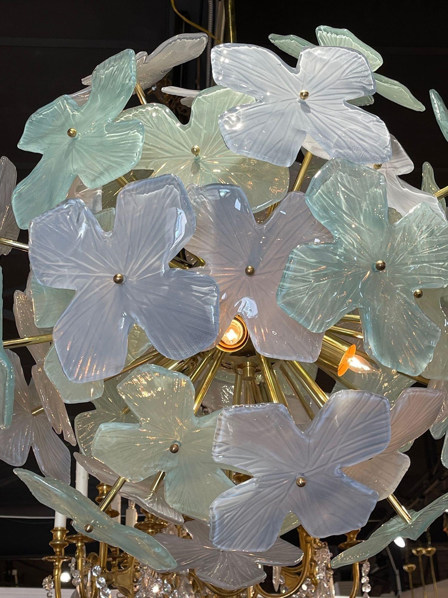 Laiton Lustre à globe de fleurs en verre de Murano en vente