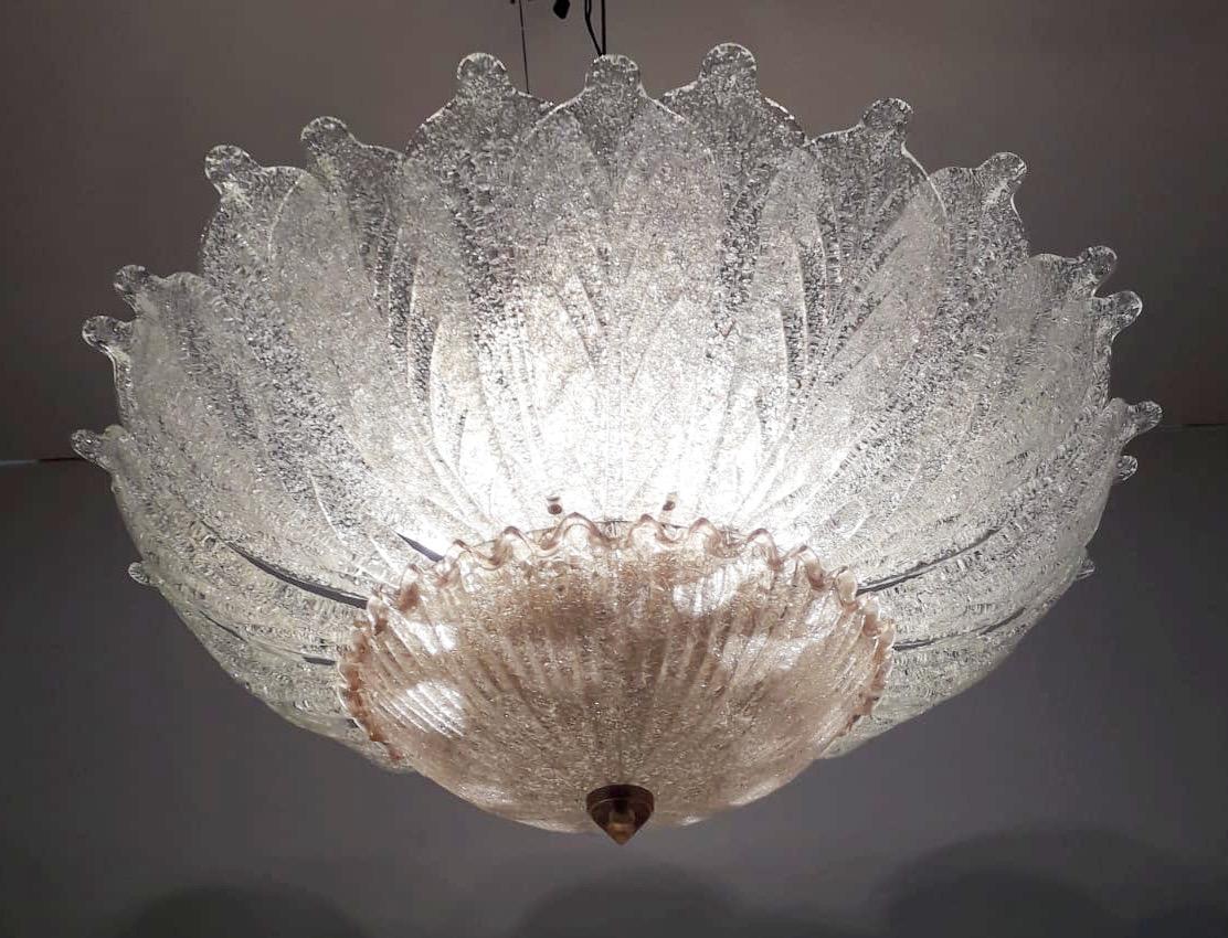 Vintage Italian Murano glass flush mount with clear graniglia glass leaves and pink graniglia glass base on 24-karat gold-plated metal frame, by Barovier e Toso, circa 1960s, made in Italy
6 lights / E26 or E27 type / max 60W each
Measures: Diameter