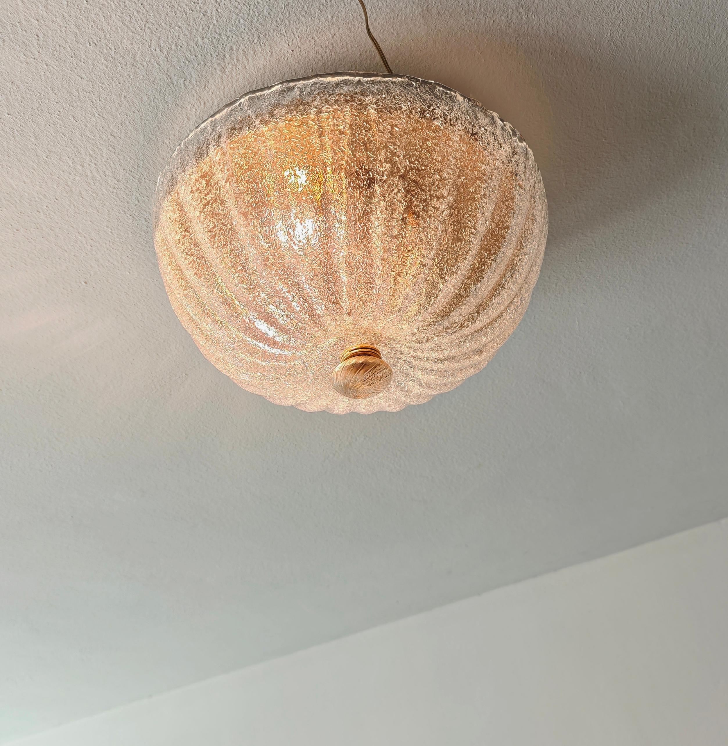 Lámpara de techo en cristal de Murano de Barovier & Toso. Diseñado y fabricado en Italia en la década de 1970. Cristal de Murano soplado a mano con inclusiones de pan de oro. El cristal de Murano tiene un grosor extraordinario. Suave por fuera y