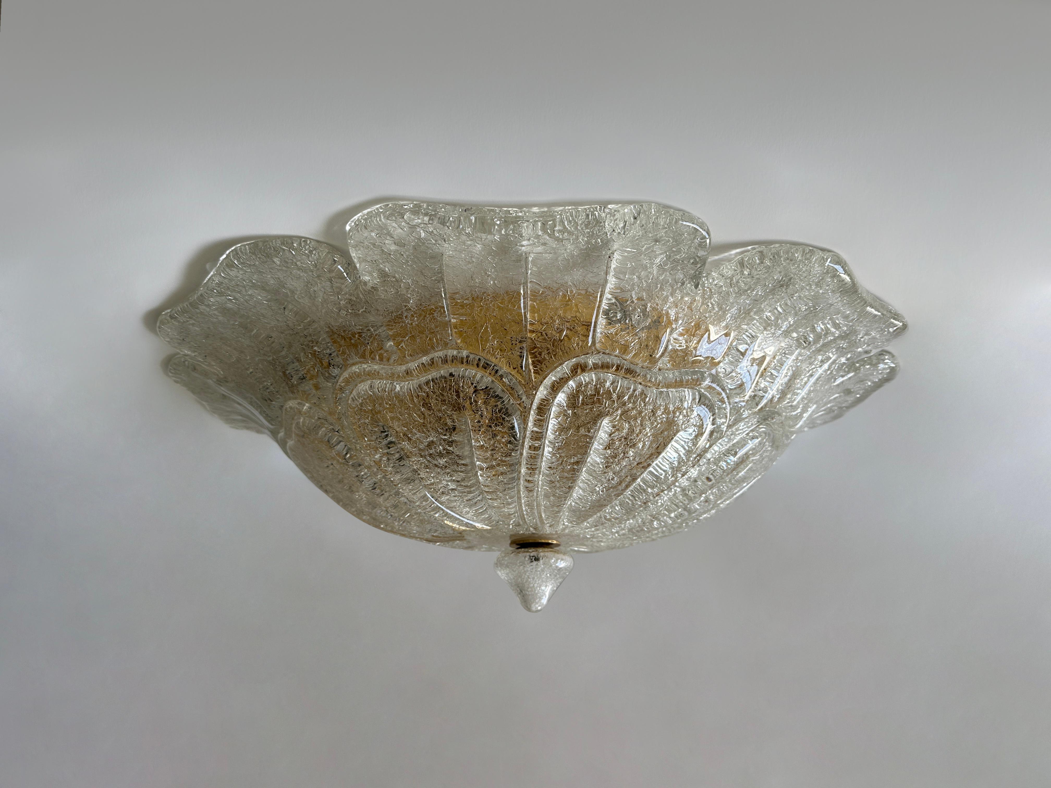 Plafoniera da incasso in vetro di Murano.
Progettato e realizzato in Italia negli anni '60.
Vetro Graniglia, ottone.
Richiede quattro lampadine a candelabro. 
Cablaggio USA gratuito su richiesta.

Siamo orgogliosi di riportare gli impianti vintage