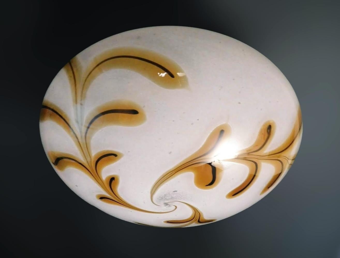 Lampe murale ou encastrée vintage italienne avec un grand abat-jour en verre de Murano blanc dépoli et un décor ambré / Fabriquée en Italie, vers les années 1960
Dimensions : diamètre 18 pouces, hauteur 8.5 pouces
2 lampes / type E26 ou E27 / max