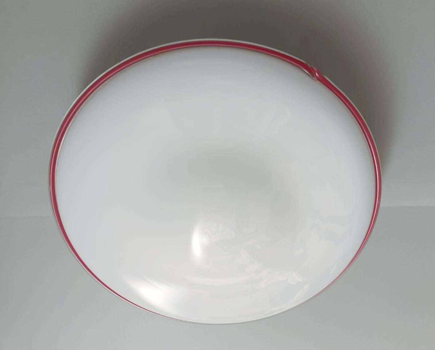 Italienische Vintage-Wandleuchte mit einem einzelnen milchig-weißen Murano-Glasschirm mit rotem Rand / Hergestellt in Italien im Stil von Venini, ca. 1960er Jahre
Maße: Durchmesser 14 Zoll, Höhe 4 Zoll
2 Leuchten / Typ E26 oder E27 / je max. 60W
1