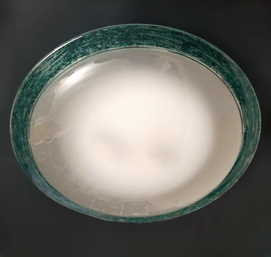 Applique italienne vintage avec un abat-jour en verre de Murano blanc dépoli entouré d'une bordure verte / Fabriquée en Italie dans le style de Venini, vers les années 1960.
Dimensions : diamètre 23,5 pouces, hauteur 4 pouces
2 lampes / type E26 ou