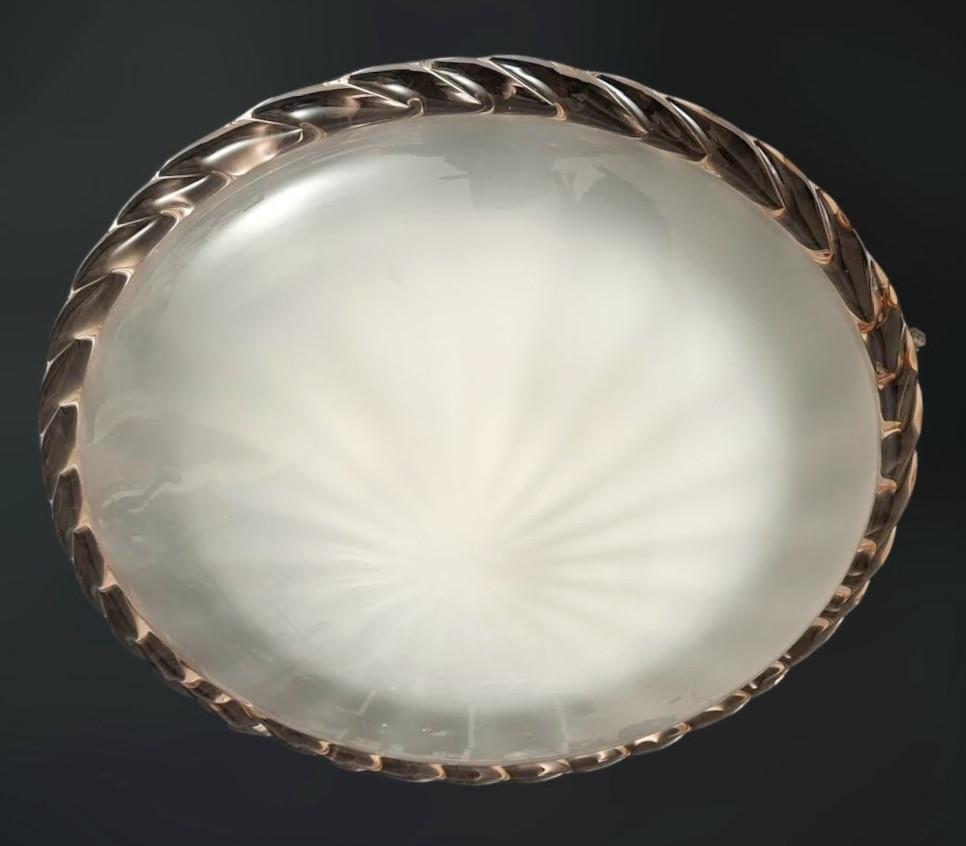 Applique vintage italienne avec un abat-jour en verre de Murano blanc dépoli entouré d'une bordure rose tressée / Fabriquée en Italie dans le style de Venini, vers les années 1960.
Dimensions : diamètre 22.5 pouces, hauteur 6 pouces
3 lampes / type