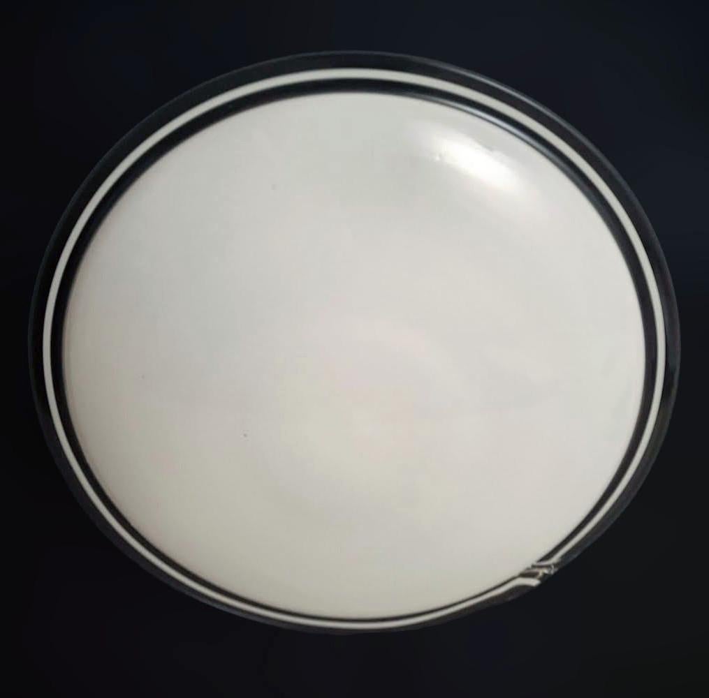 Applique vintage italienne avec un abat-jour en verre de Murano blanc laiteux entouré d'une bordure claire avec un anneau fin et élégant blanc laiteux / Fabriqué en Italie dans le style de Venini, vers les années 1960.
Dimensions : diamètre 22