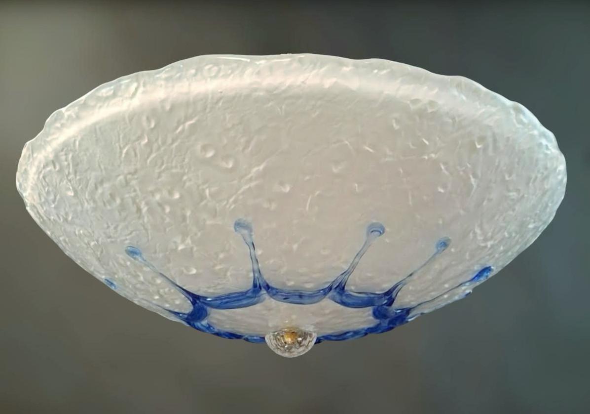 Abat-jour en verre de Murano blanc texturé et dépoli décoré de gouttelettes de verre bleu / Fabriqué en Italie dans le style de Barovier&Toso, circa 1960.
Dimensions : diamètre 22 pouces, hauteur 6.5 pouces
3 lampes / type E26 ou E27 / max 60W