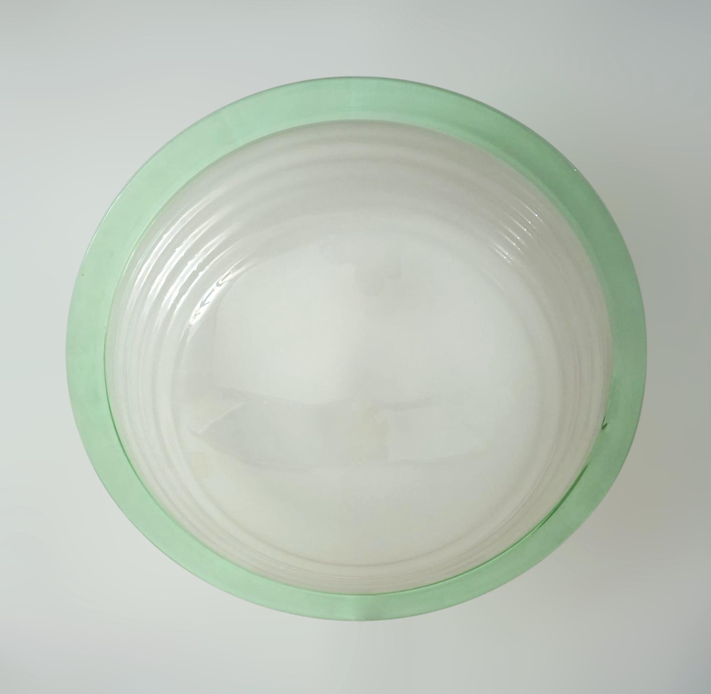 Applique italienne vintage avec un abat-jour en verre de Murano blanc dépoli entouré d'une bordure verte / Fabriquée en Italie dans le style de Venini, vers les années 1960.
Dimensions : diamètre 21,5 pouces, hauteur 7 pouces
2 lampes / type E26 ou