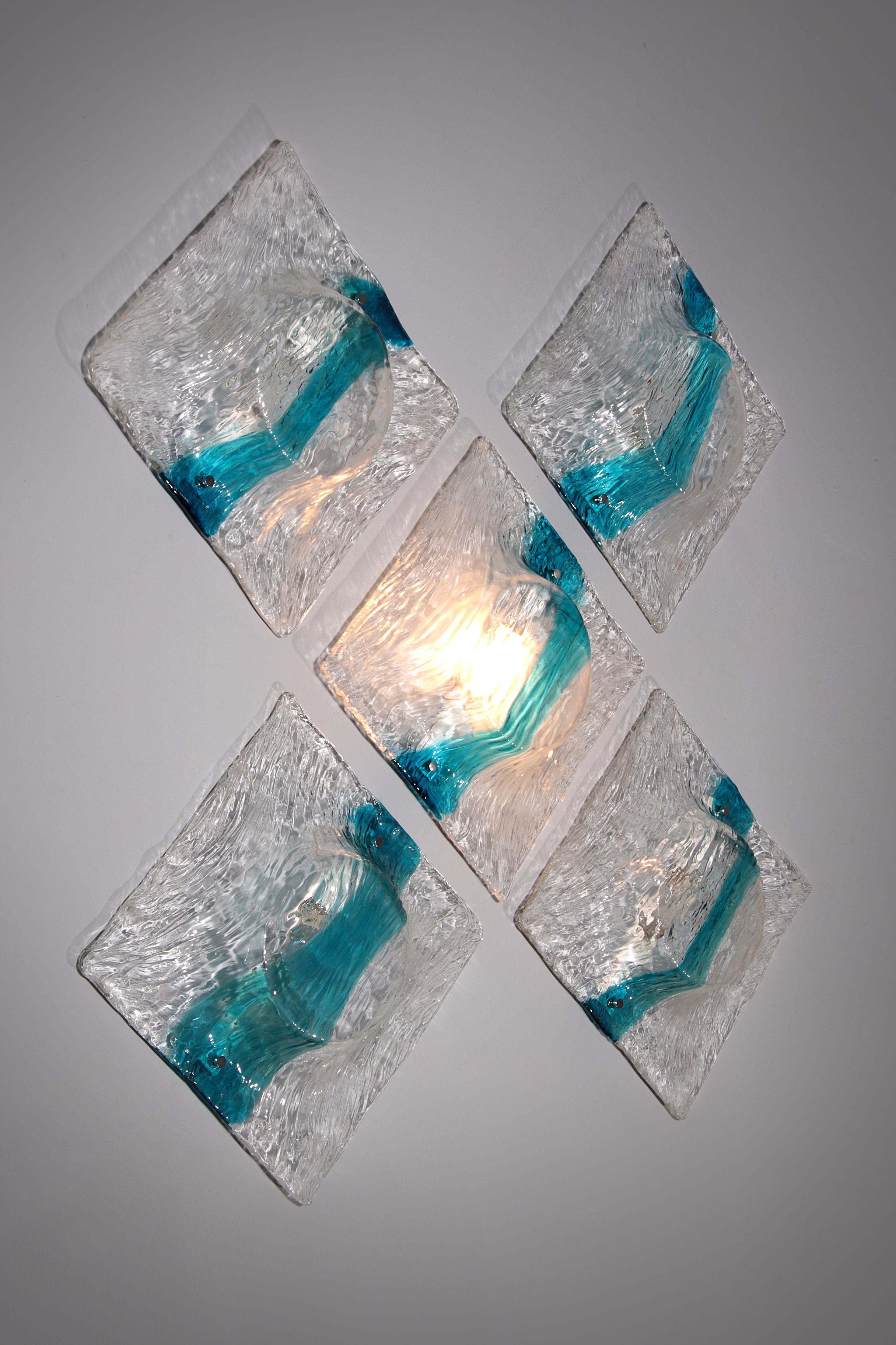 Cette exceptionnelle boîte d'encastrement Murano vintage, créée par le célèbre designer Toni Zuccheri pour Venini dans les années 1960, apporte l'élégance inimitable de l'artisanat italien du milieu du siècle dans n'importe quel espace. Travaillée à