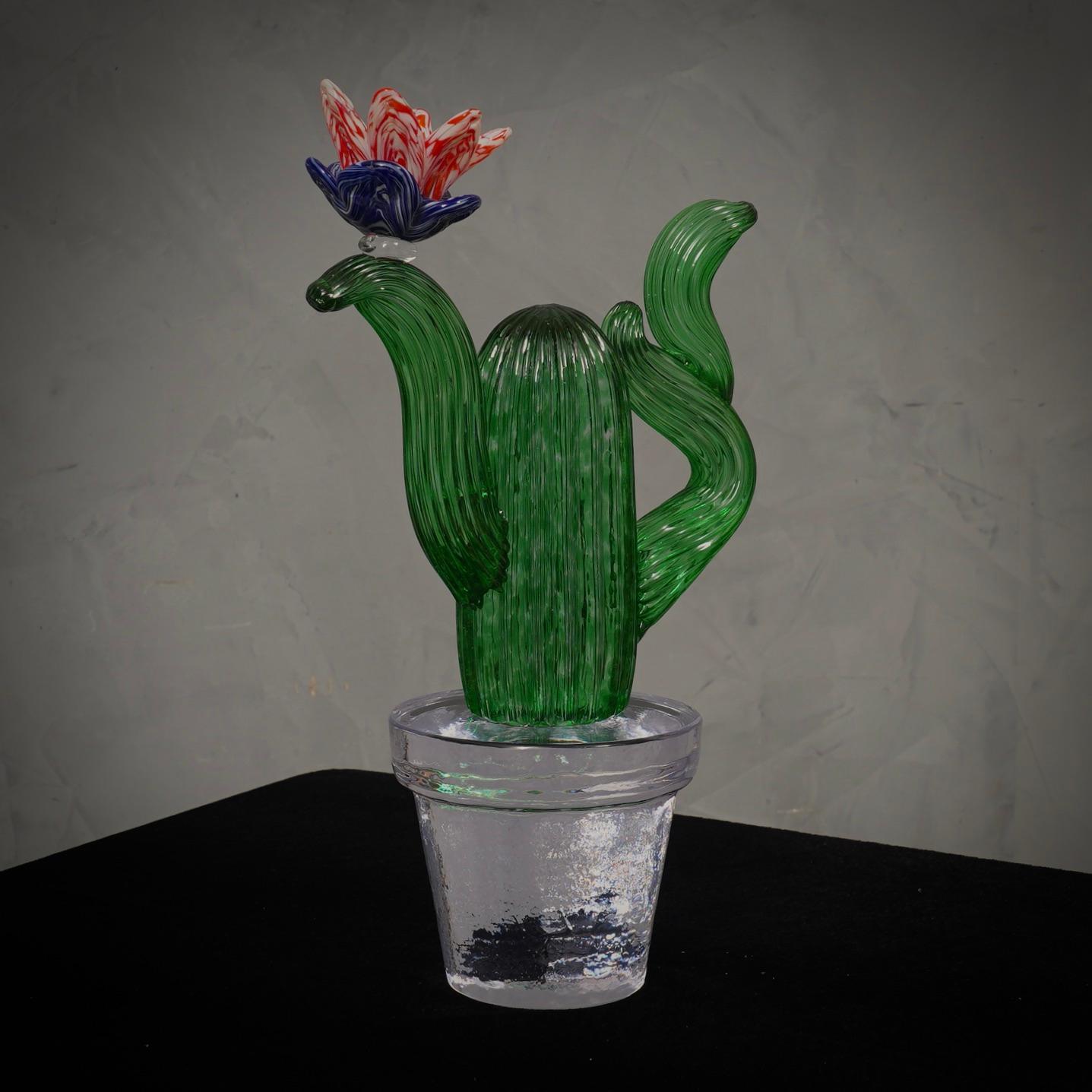 Design/One italien par Marta Marzotto créatrice de style, ce cactus est une icône de mode du style italien, vert émeraude avec une tache de couleur rouge et bleu, la fleur. Raffinement et classe comme dans le style de Marta Marzotto, des pièces