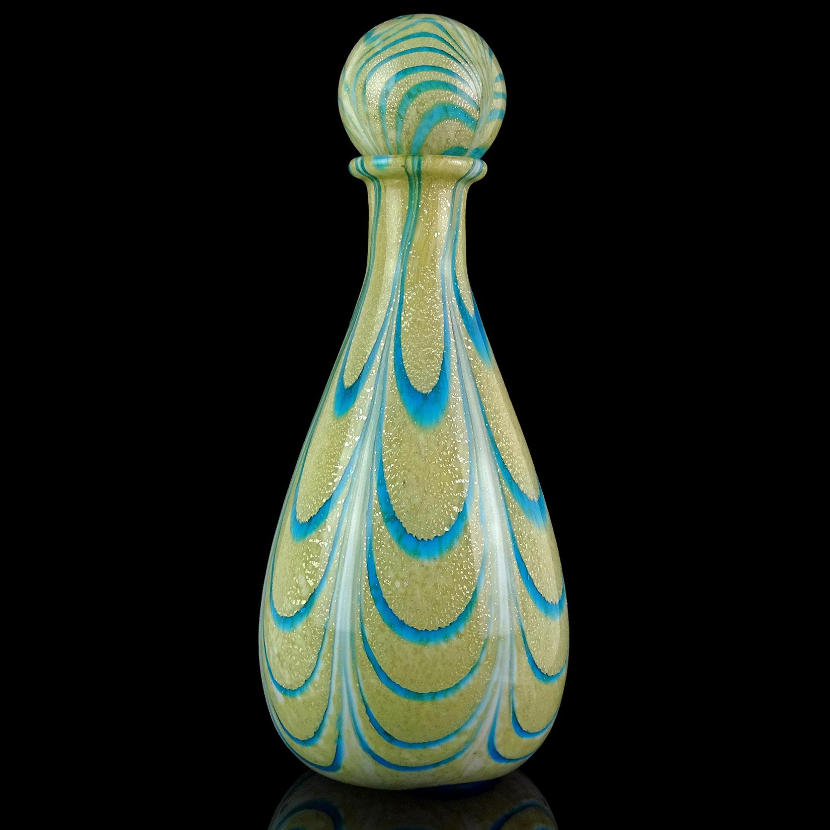 Bellissimo decanter d'epoca in vetro artistico italiano di Murano soffiato a mano con macchie d'argento, volute blu acqua e giallo crema. Attribuito al designer Franco Moretti e datato circa anni Settanta. Il pezzo è stato creato con la decorazione