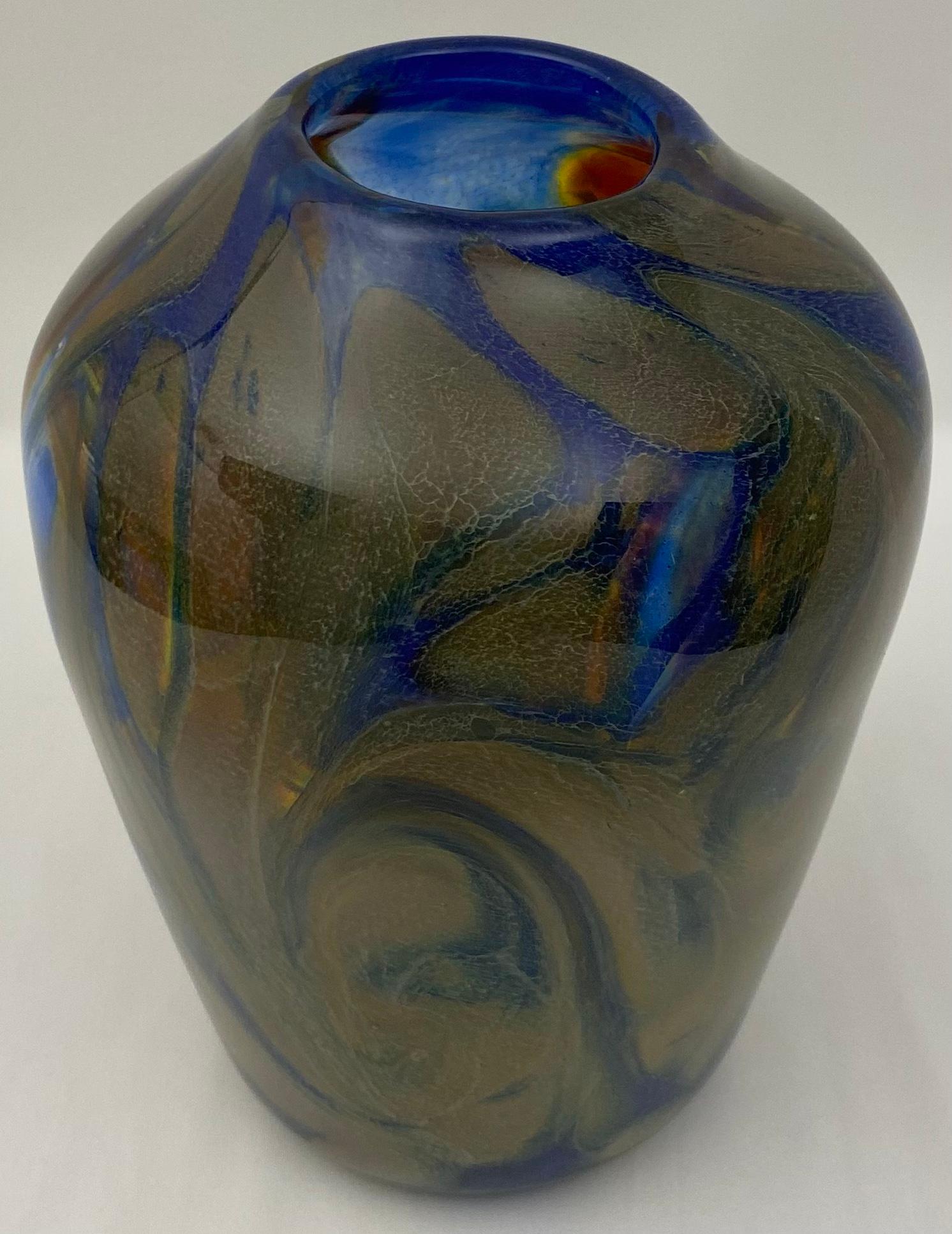 Vase en verre d'art Murano Fratelli Toso, au design élégant, parfait pour exposer vos fleurs préférées. 

Des couleurs et un design étonnants.
Très bon état vintage, sans fissures ni éclats. 
Mesures : 7 1/4