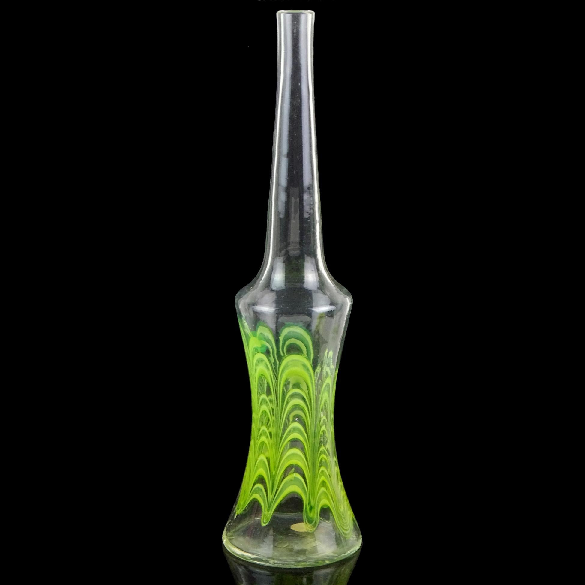 Precioso e inusual jarrón vintage de Murano soplado a mano en vidrio transparente con espirales verde lima, con forma de reloj de arena. La pieza está documentada a la empresa Fratelli Toso. El jarrón conserva una etiqueta original (un poco