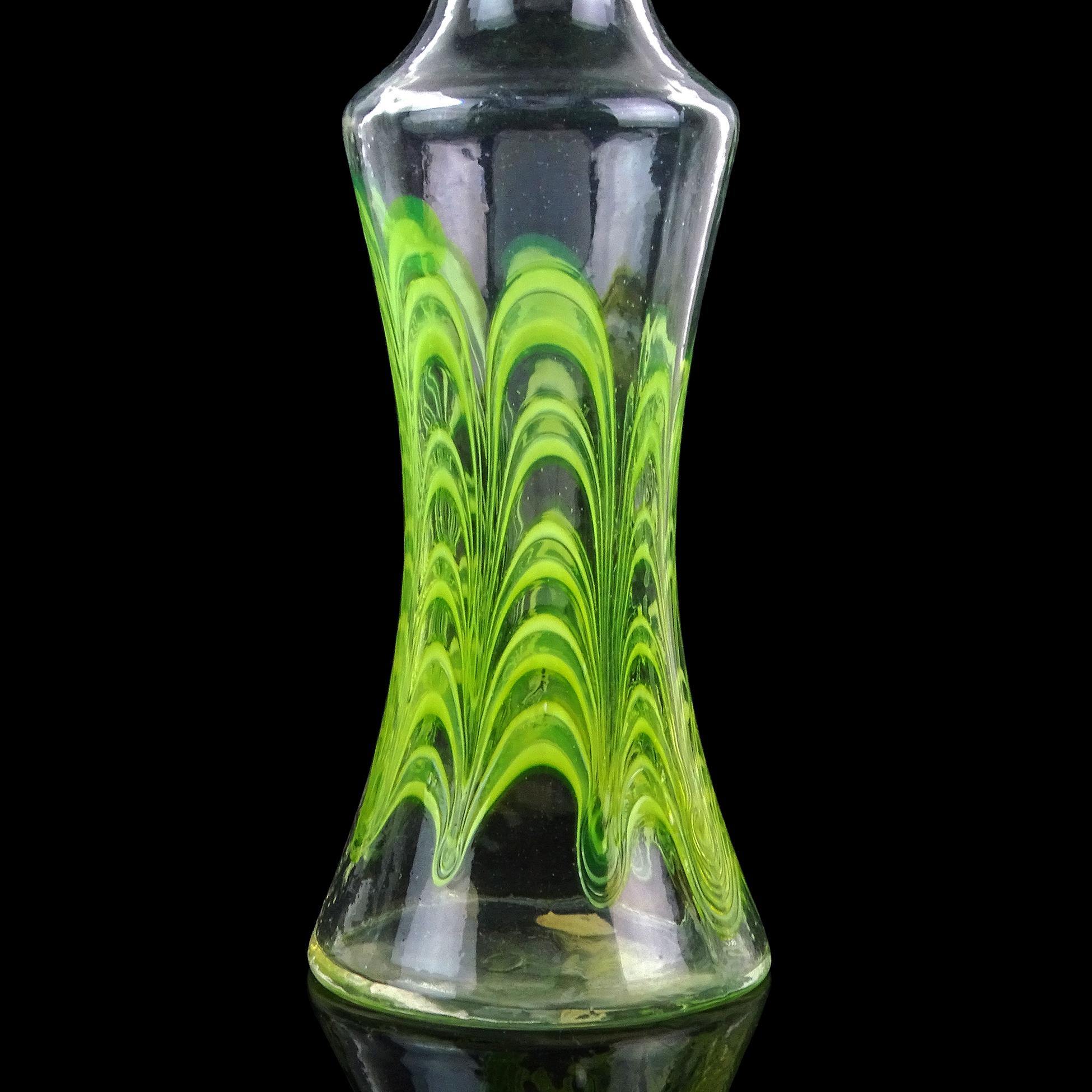 Florero de Murano Fratelli Toso con forma de reloj de arena de vidrio artístico italiano en espiral verde lima Moderno de mediados de siglo en venta
