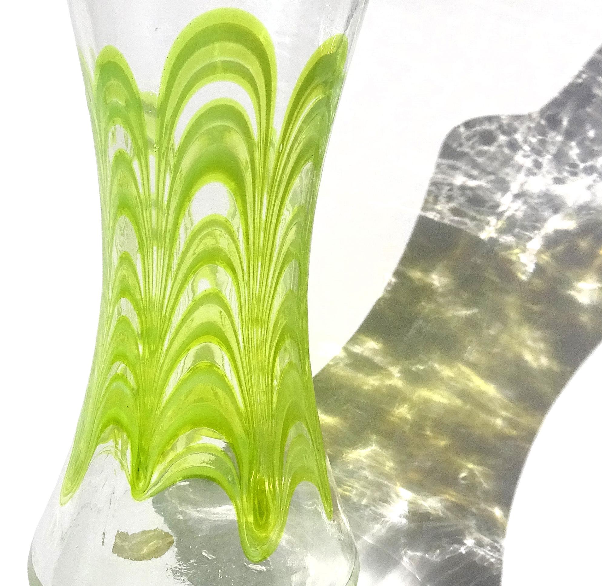 Florero de Murano Fratelli Toso con forma de reloj de arena de vidrio artístico italiano en espiral verde lima siglo XX en venta