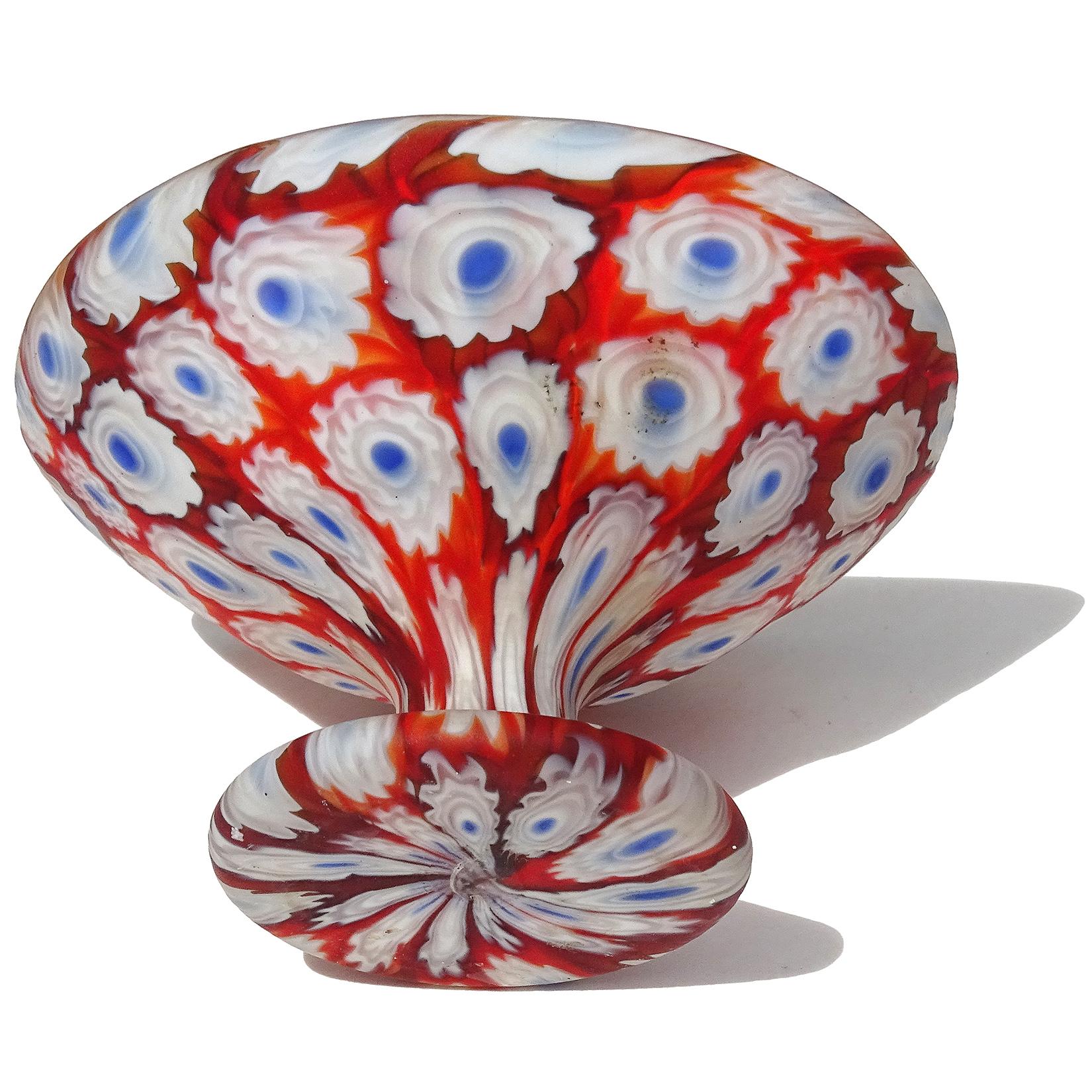 Tazón con pie de cristal italiano de Murano Fratelli Toso Mosaico de flores Millefiori Hecho a mano en venta