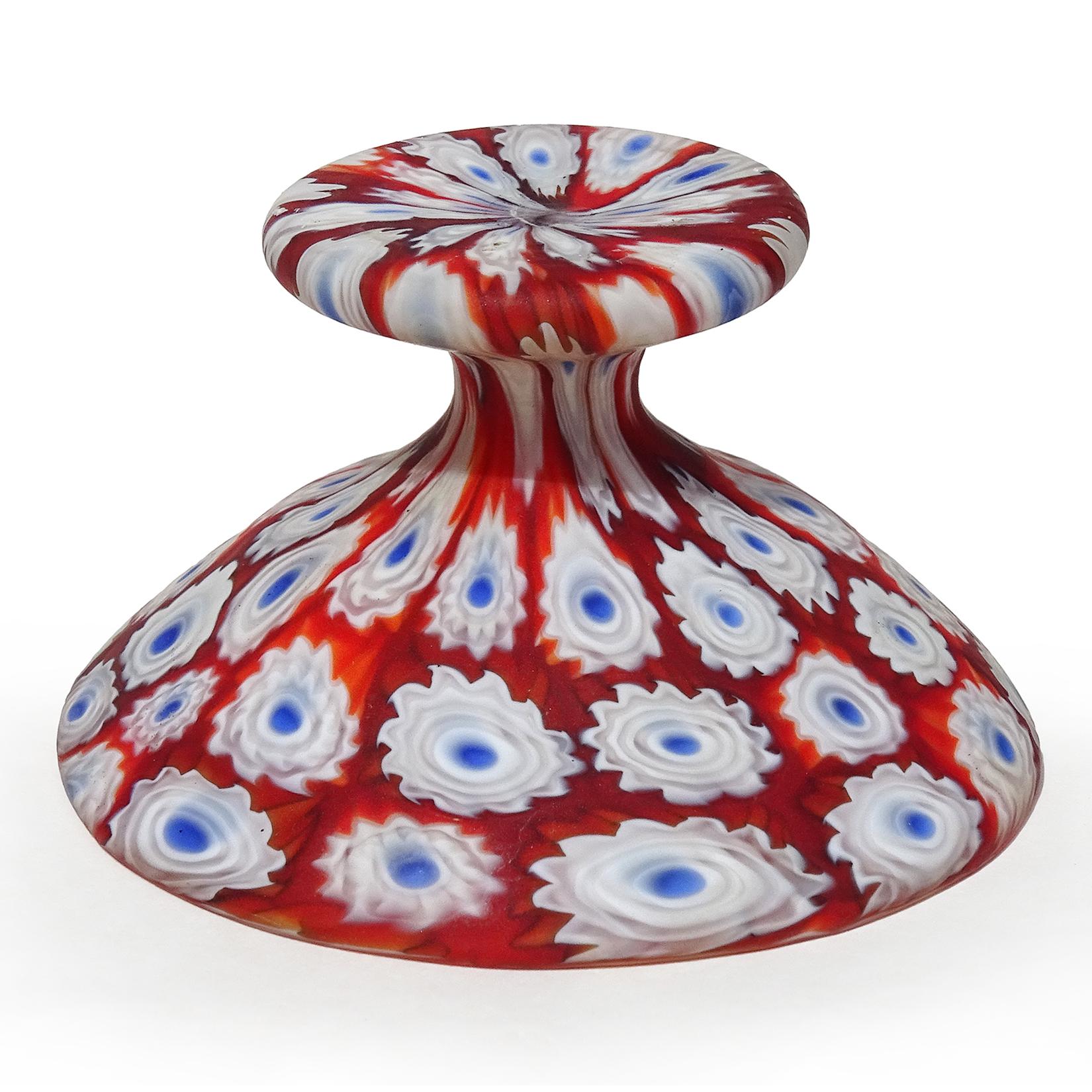 Tazón con pie de cristal italiano de Murano Fratelli Toso Mosaico de flores Millefiori en Bueno estado para la venta en Kissimmee, FL