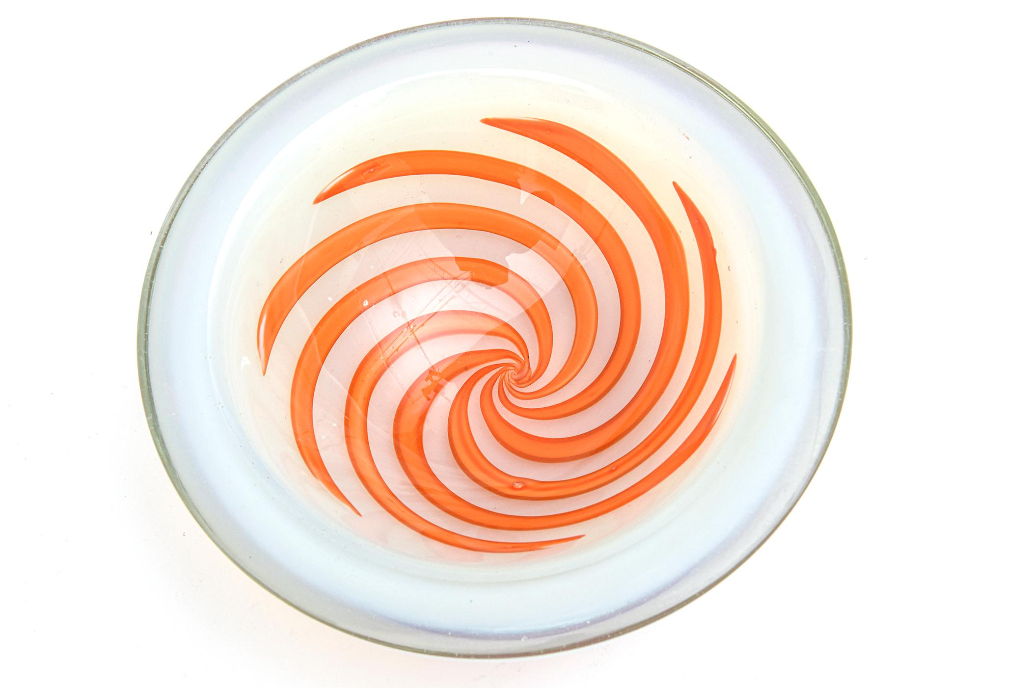 Ce magnifique bol rond en verre soufflé à la bouche de Murano par Fratelli Toso est fait d'une épaisse paroi de verre opalescent avec un intérieur de tourbillons optiques orange. Il a un peu la forme d'un bol en géode. Il est grand et lourd. Can