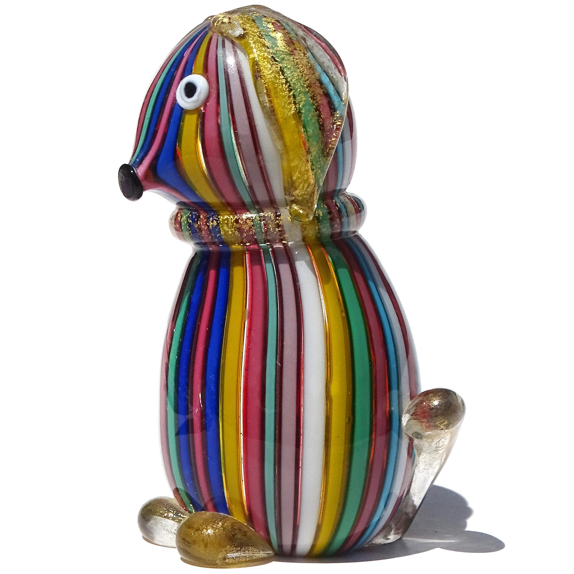 Bellissima e simpatica statuetta o fermacarte vintage di Murano soffiata a mano con nastri di Filigrana arcobaleno e macchie d'oro in vetro artistico italiano. Il pezzo è documentato dalla ditta Fratelli Toso, con etichetta sottostante. Il fondo