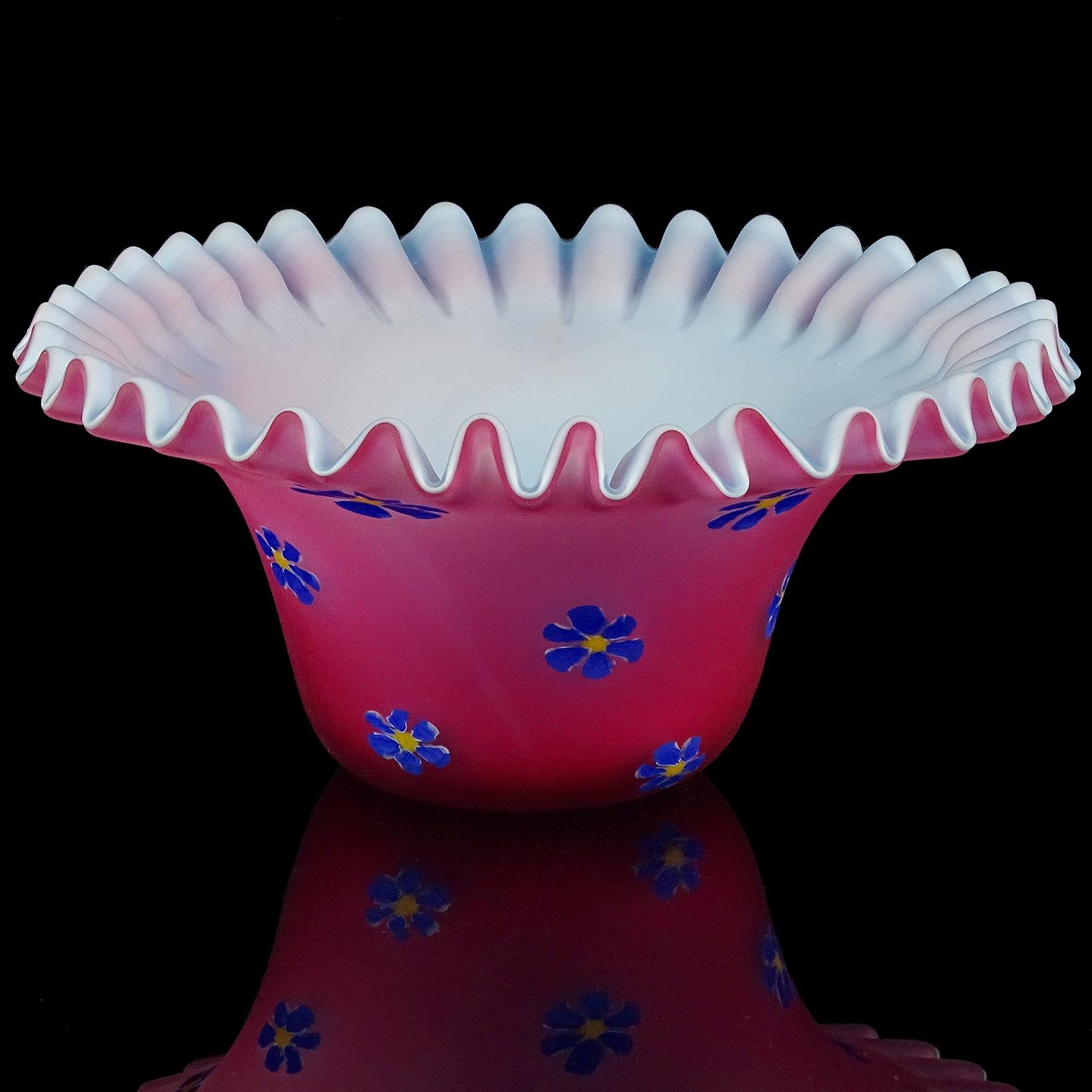 Precioso cuenco vintage de Murano soplado a mano de color rojo oscuro - rosa en la superficie exterior y azul claro satinado en la superficie interior. La pieza se atribuye a la empresa Fratelli Toso. El cuenco tiene flores millefiori azules con
