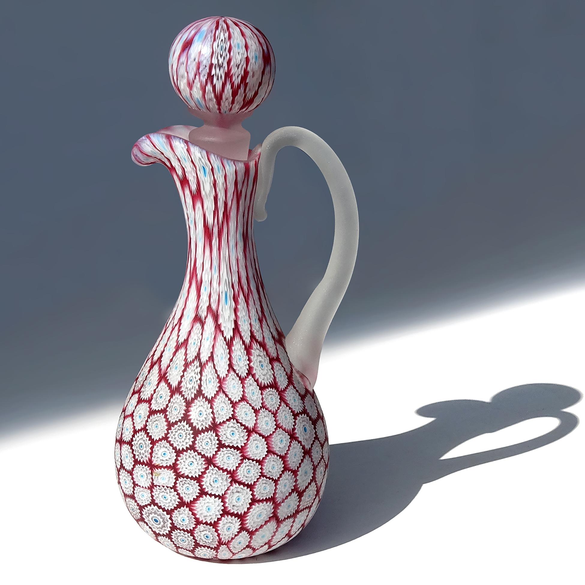 Magnifique, vintage Murano soufflé à la main fleur blanche Millefiori Murrina avec sur rouge / rose foncé art verre mosaïque italienne aiguière, burette. Documenté à la société Fratelli Toso. Les fleurs sont composées de plusieurs couches de verre,