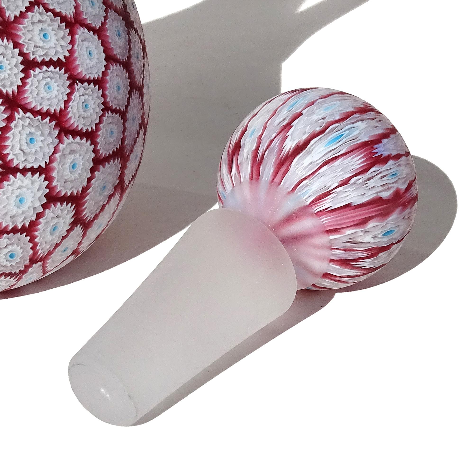 20ième siècle Aiguière en verre d'art italien Murano Fratelli Toso Rouge Rose Blanc Fleur Murrine en vente