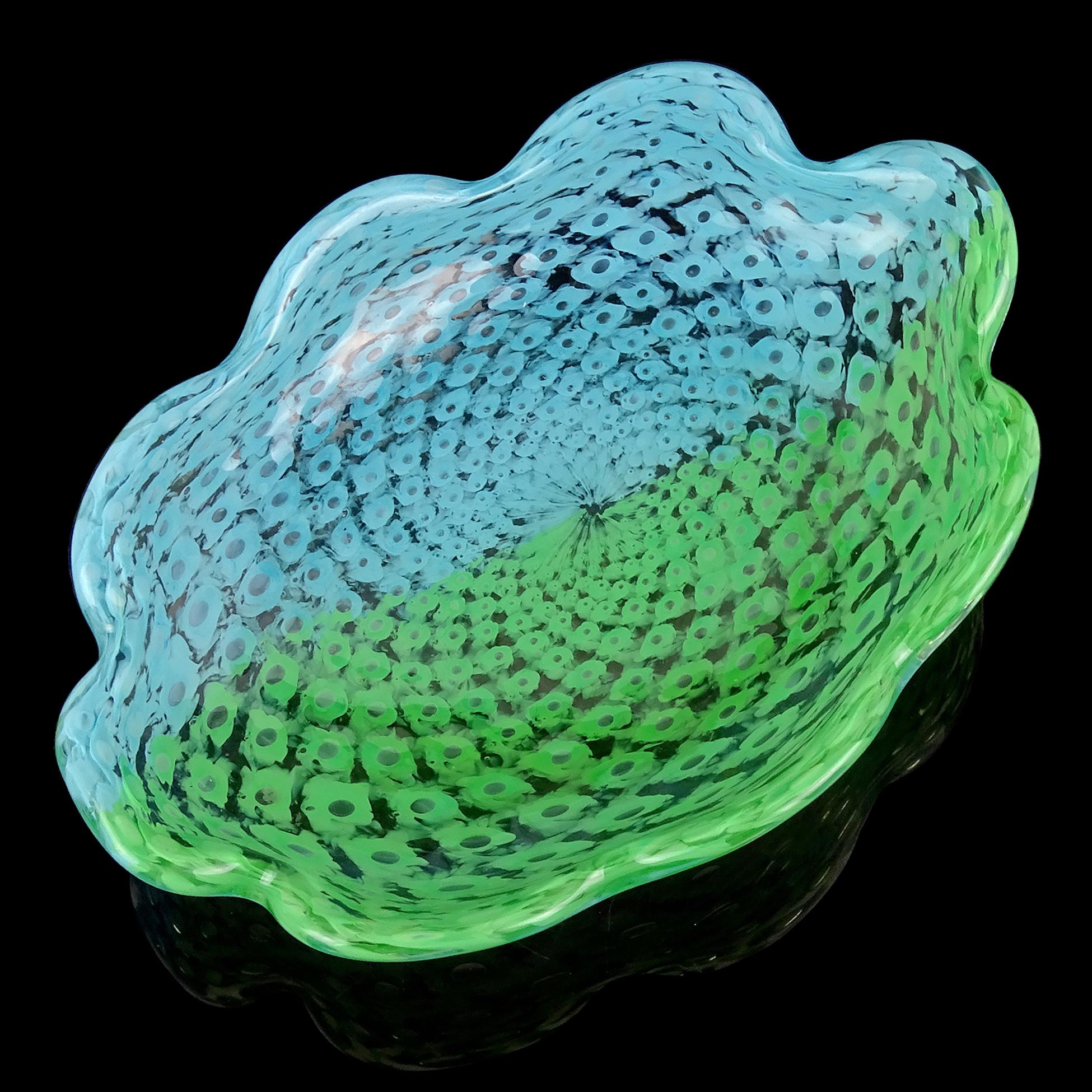 Schöne Vintage Murano mundgeblasen blau und grün, mit kontrollierten Blasen, ungewöhnliche italienische Kunst Glas Mittelstück Schüssel. Das Stück ist für die Firma Fratelli Toso dokumentiert. Erstellt in der 